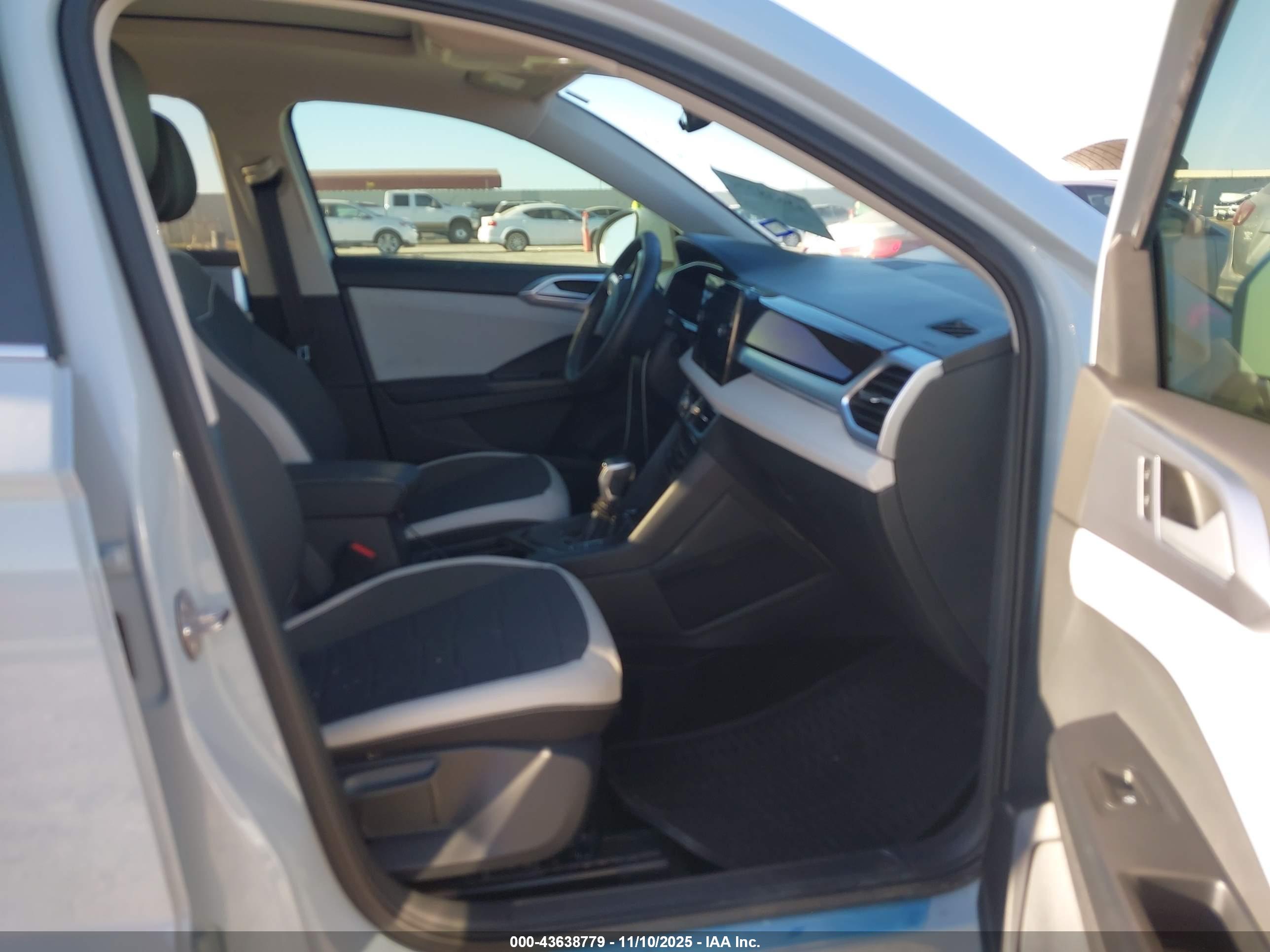 VOLKSWAGEN TAOS image 5