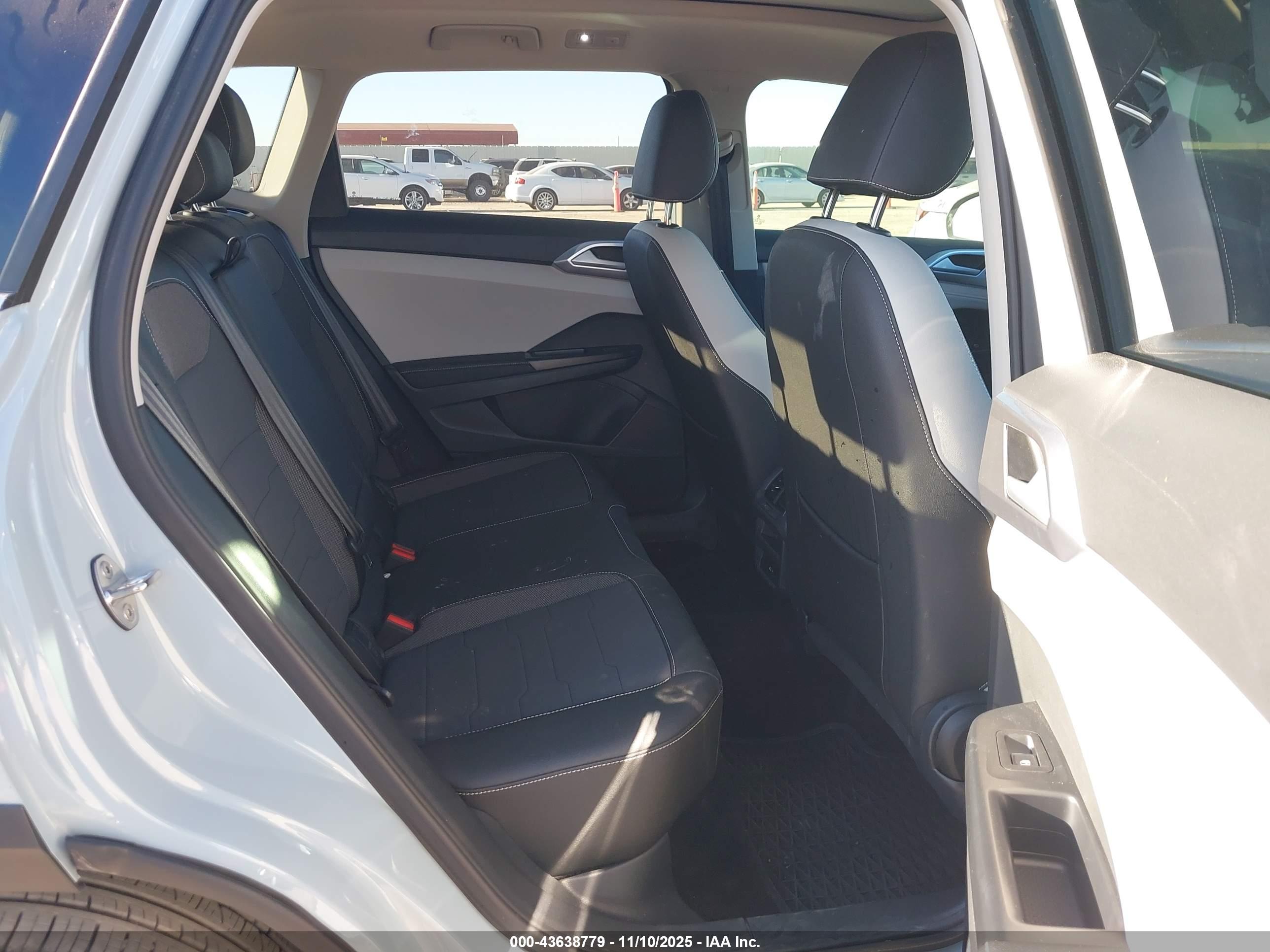 VOLKSWAGEN TAOS image 8