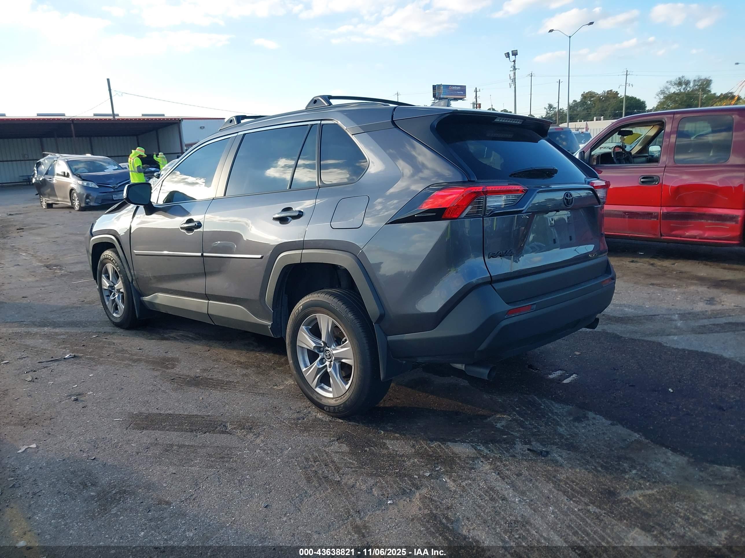 TOYOTA RAV4 image 3