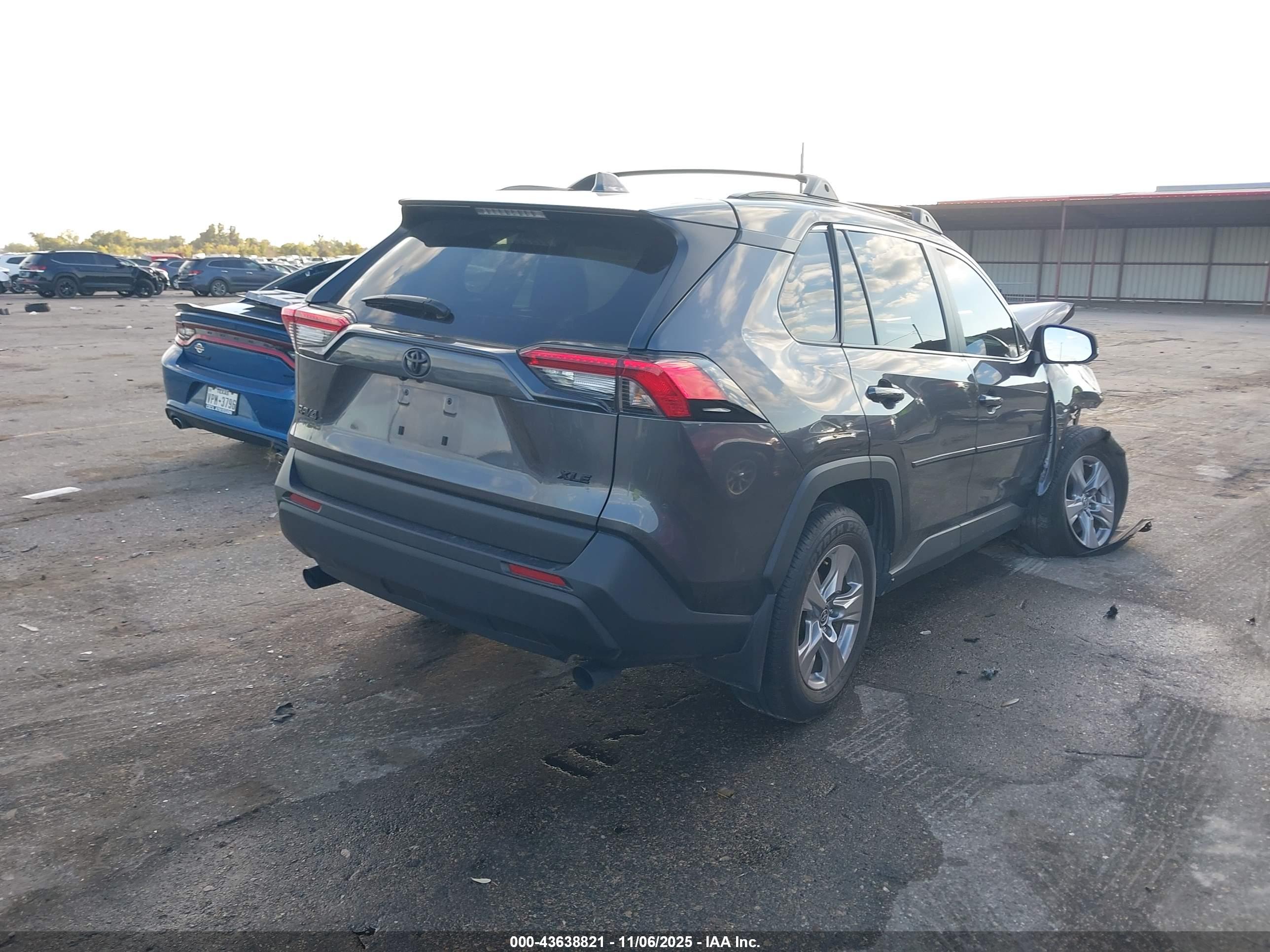 TOYOTA RAV4 image 4