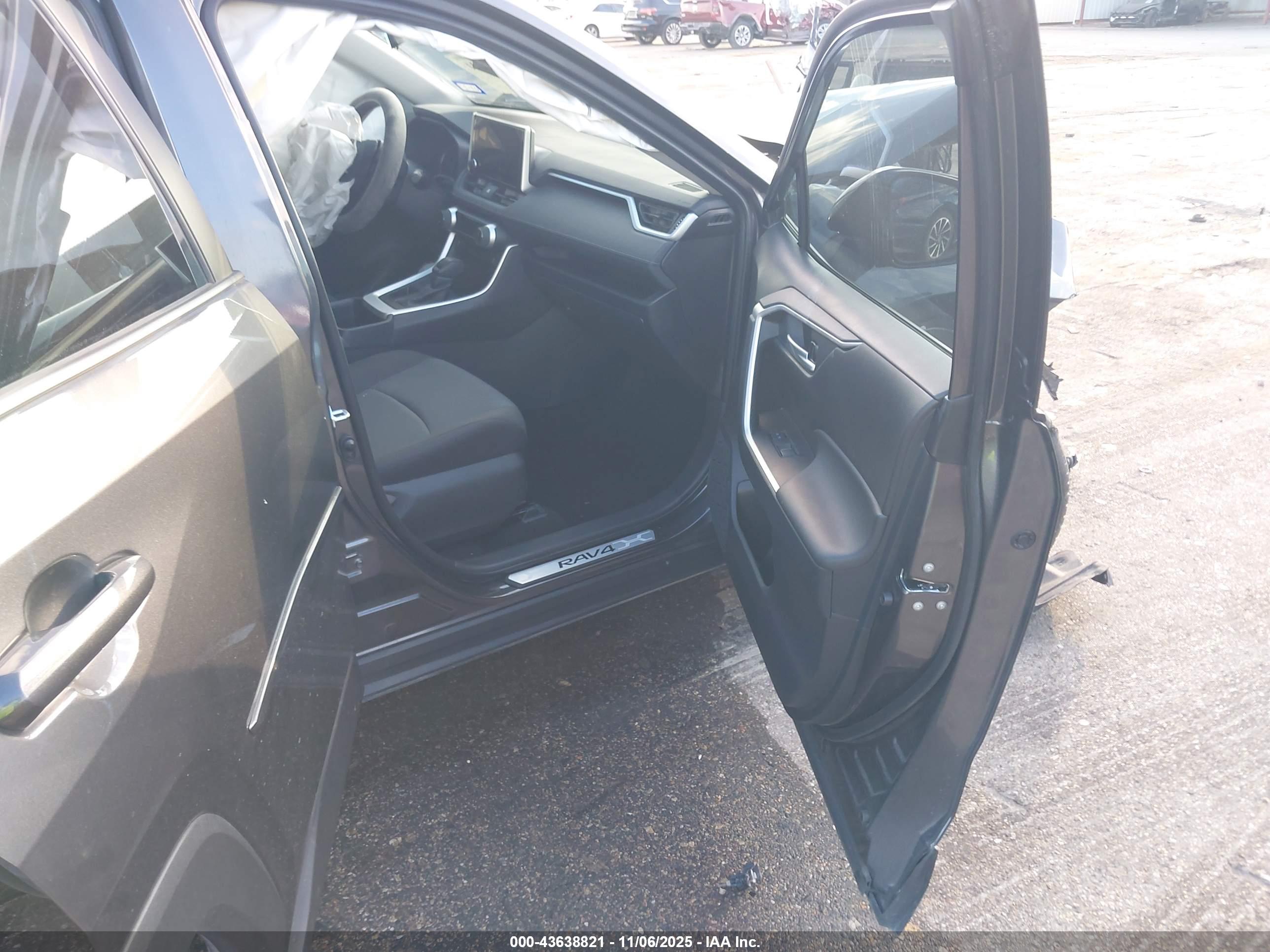 TOYOTA RAV4 image 5