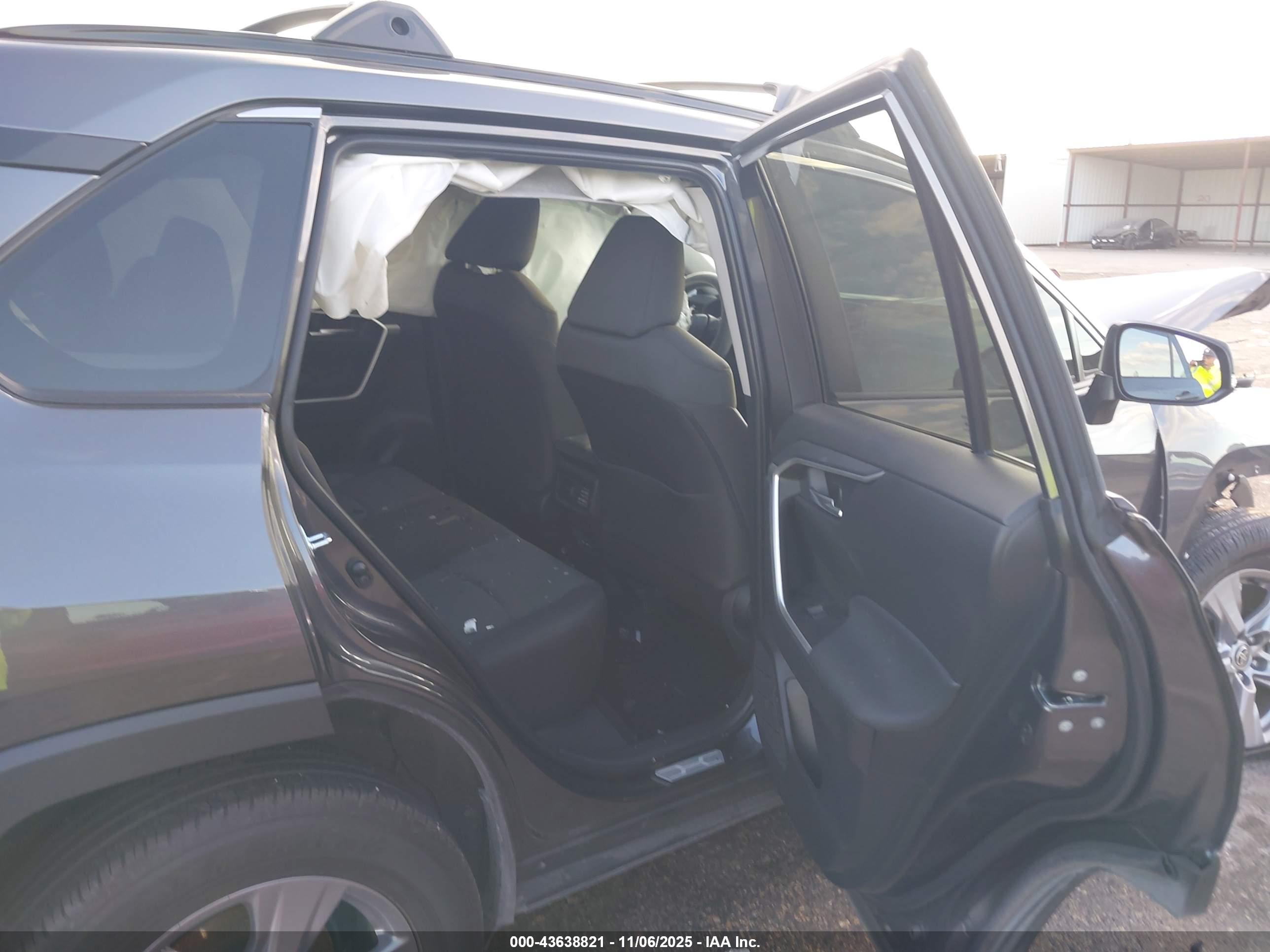 TOYOTA RAV4 image 8