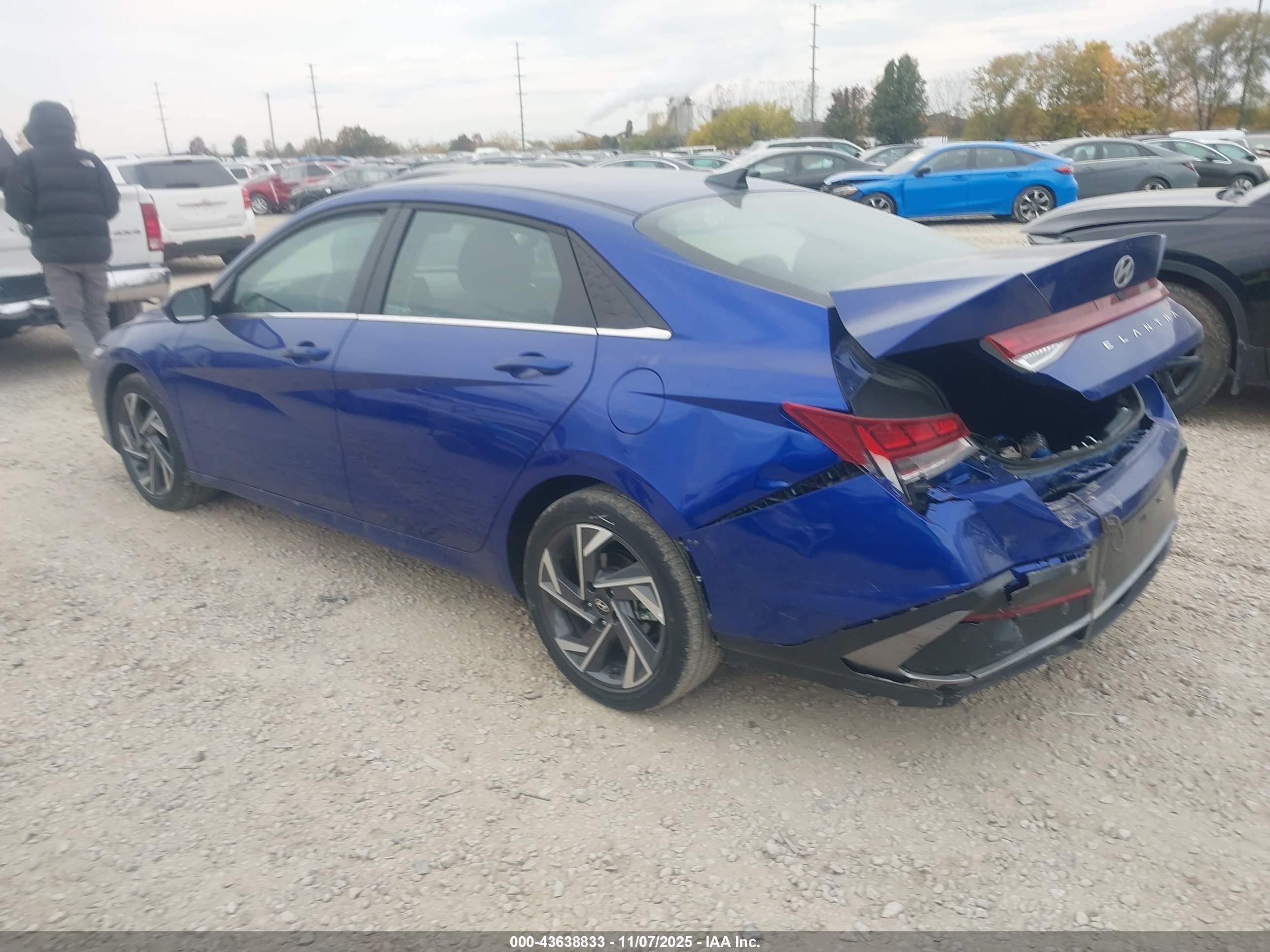 HYUNDAI ELANTRA image 3
