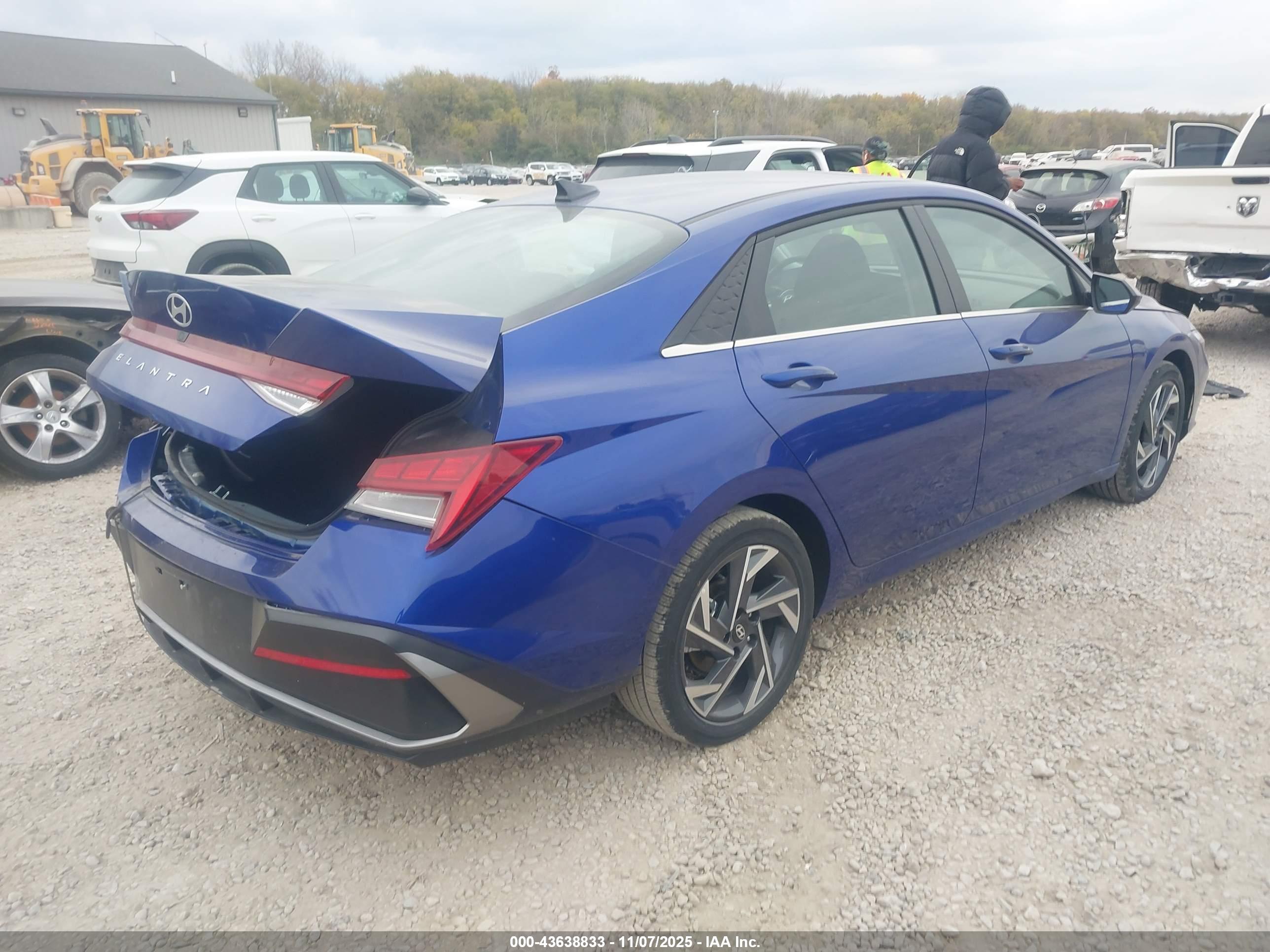 HYUNDAI ELANTRA image 4