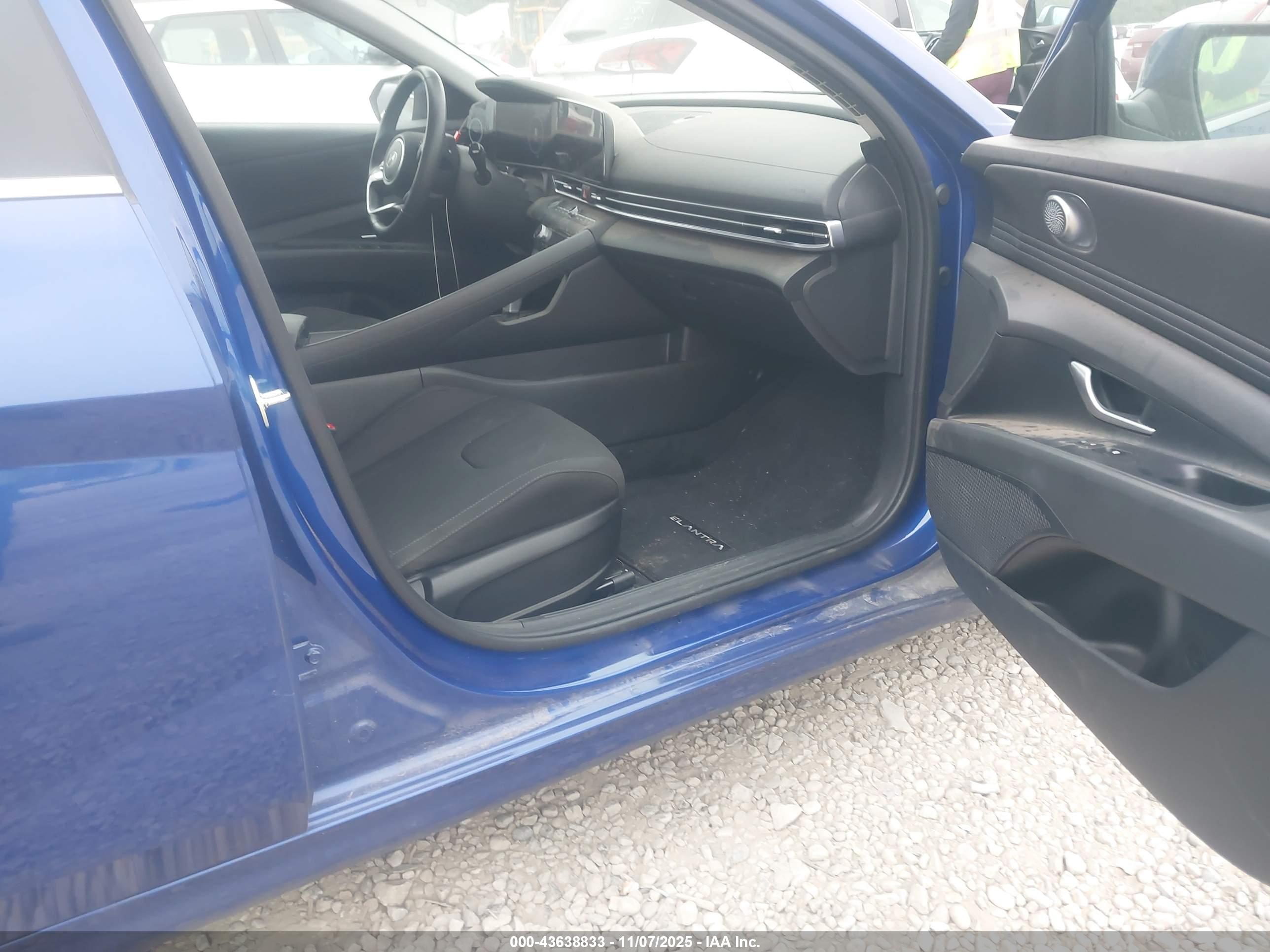 HYUNDAI ELANTRA image 5