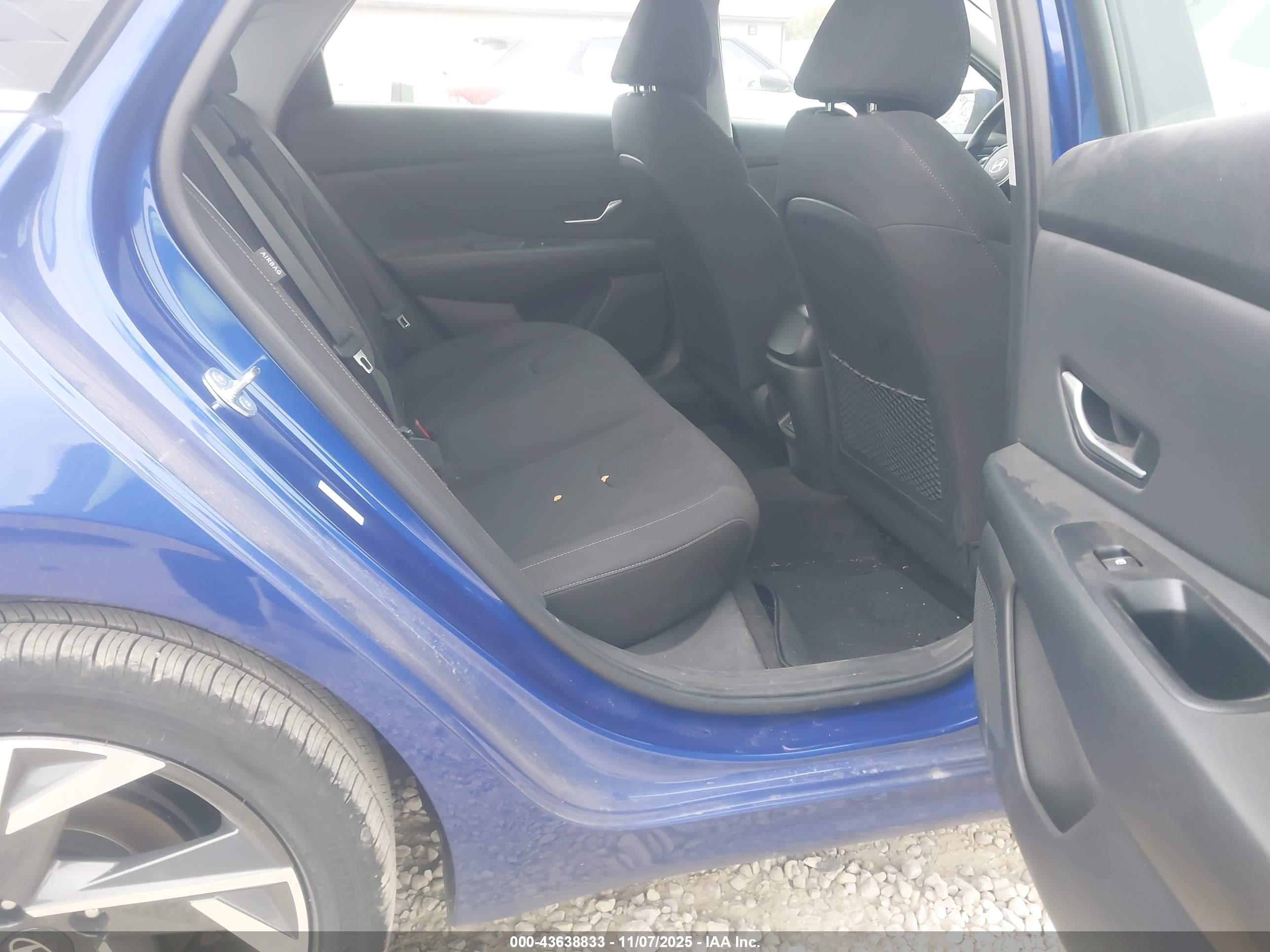 HYUNDAI ELANTRA image 8