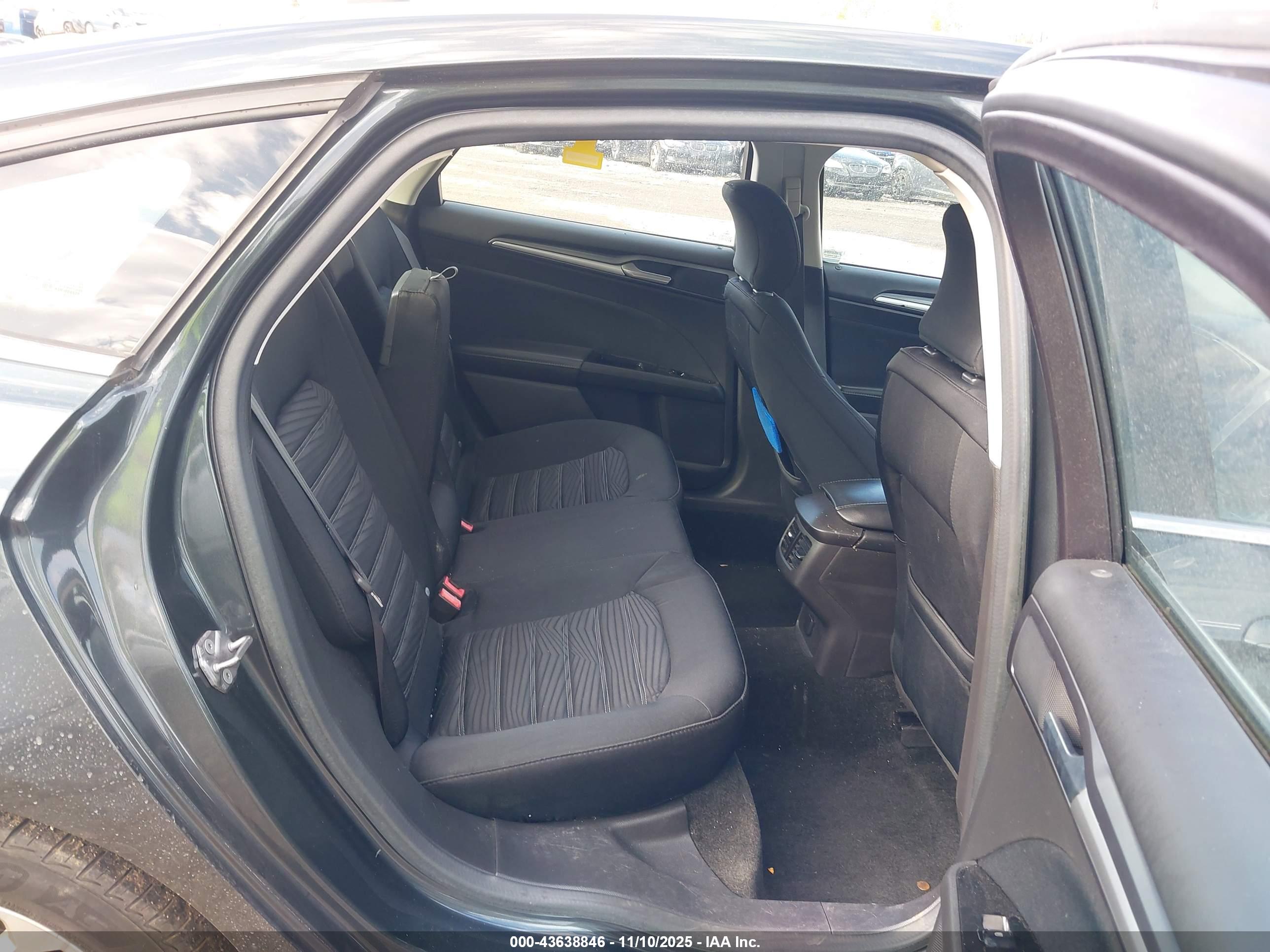 FORD FUSION image 8
