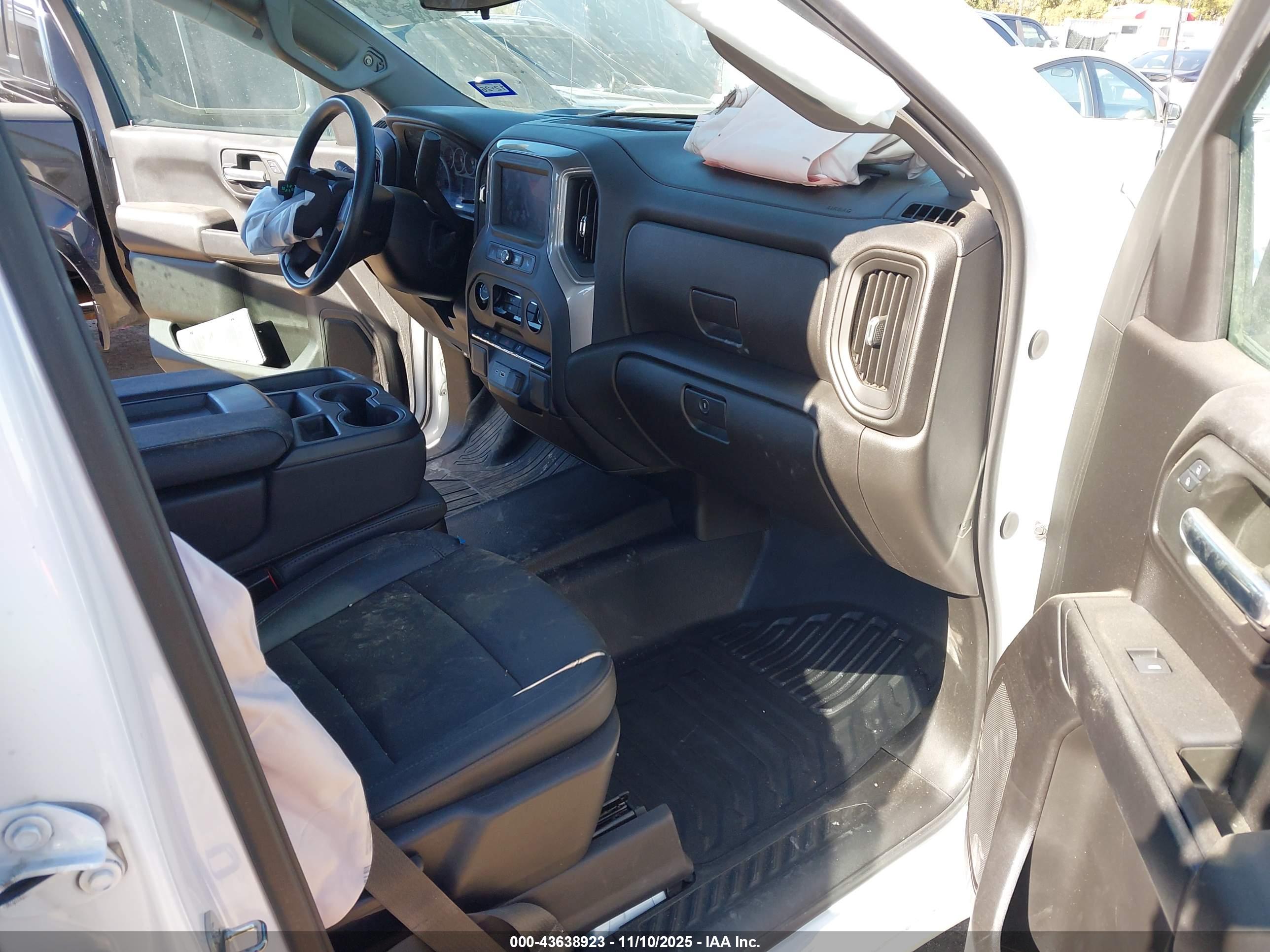 CHEVROLET SILVERADO image 5