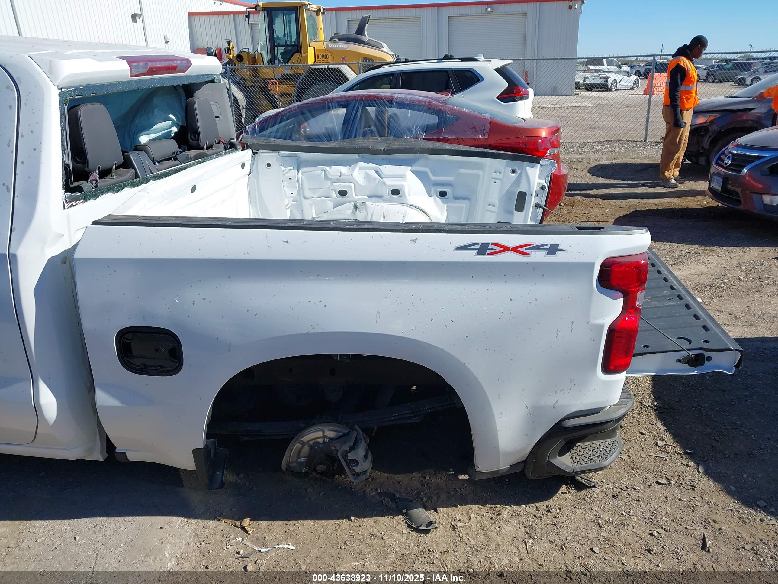 CHEVROLET SILVERADO image 6