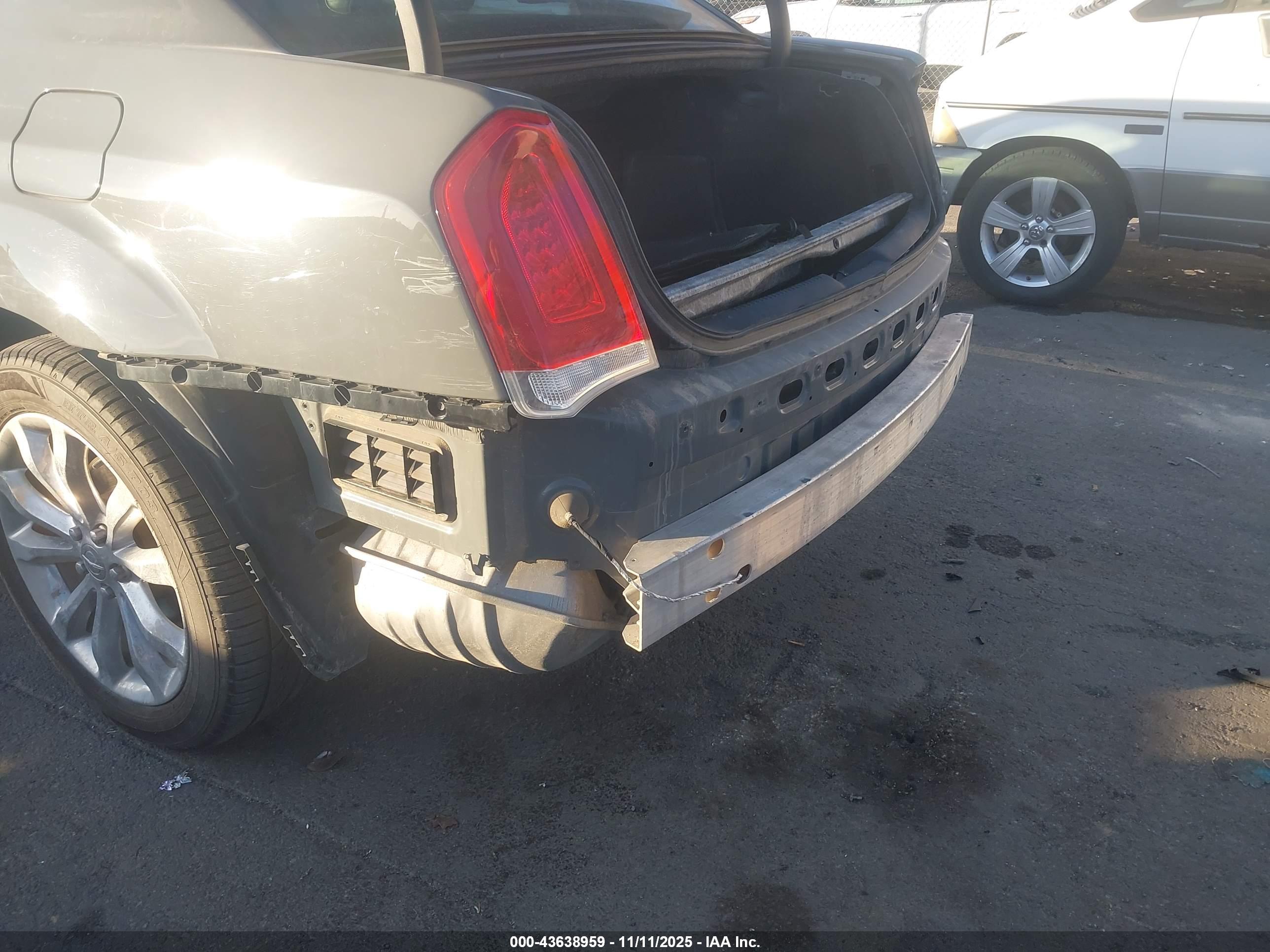 CHRYSLER 300 image 6