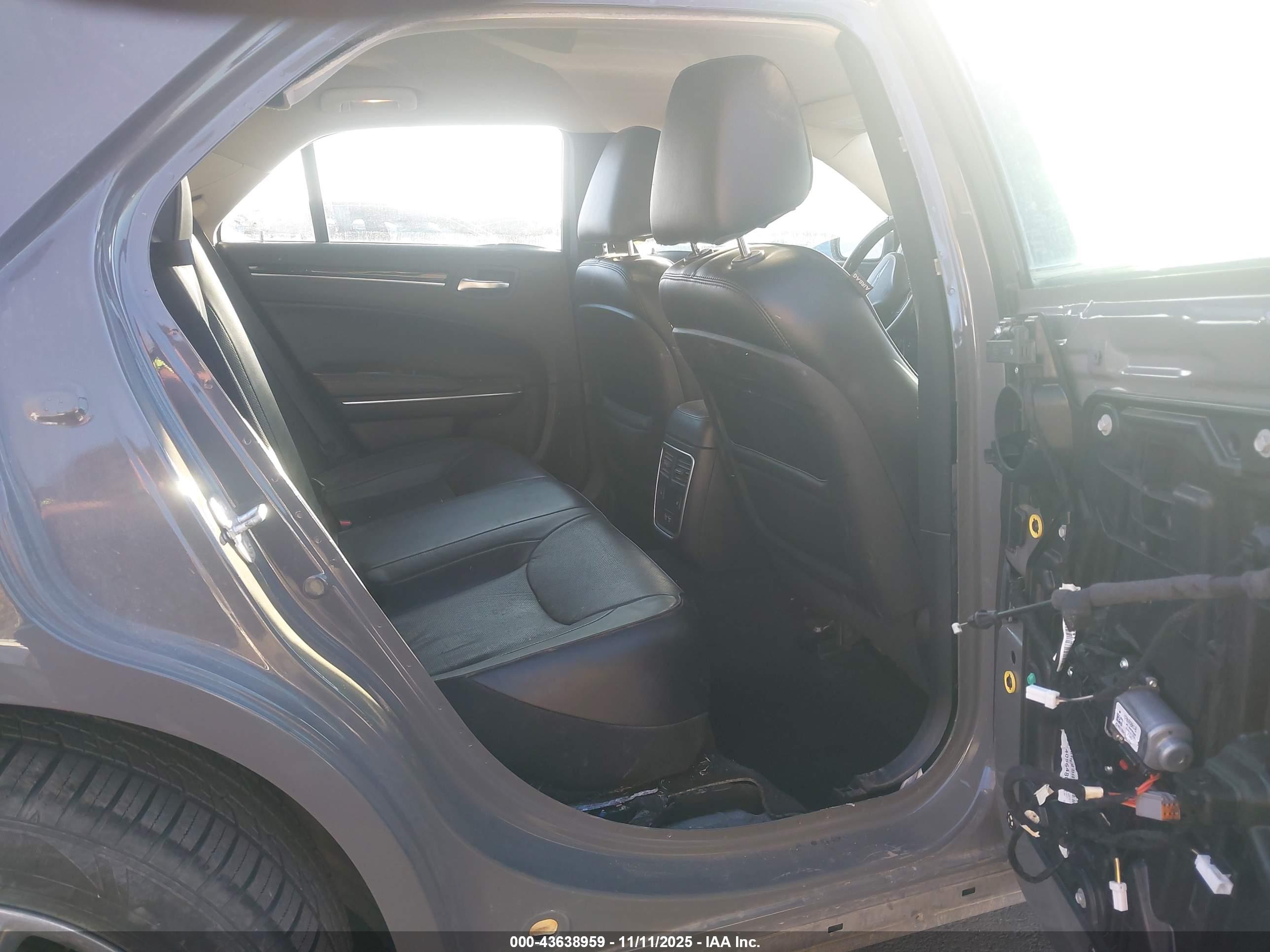CHRYSLER 300 image 8