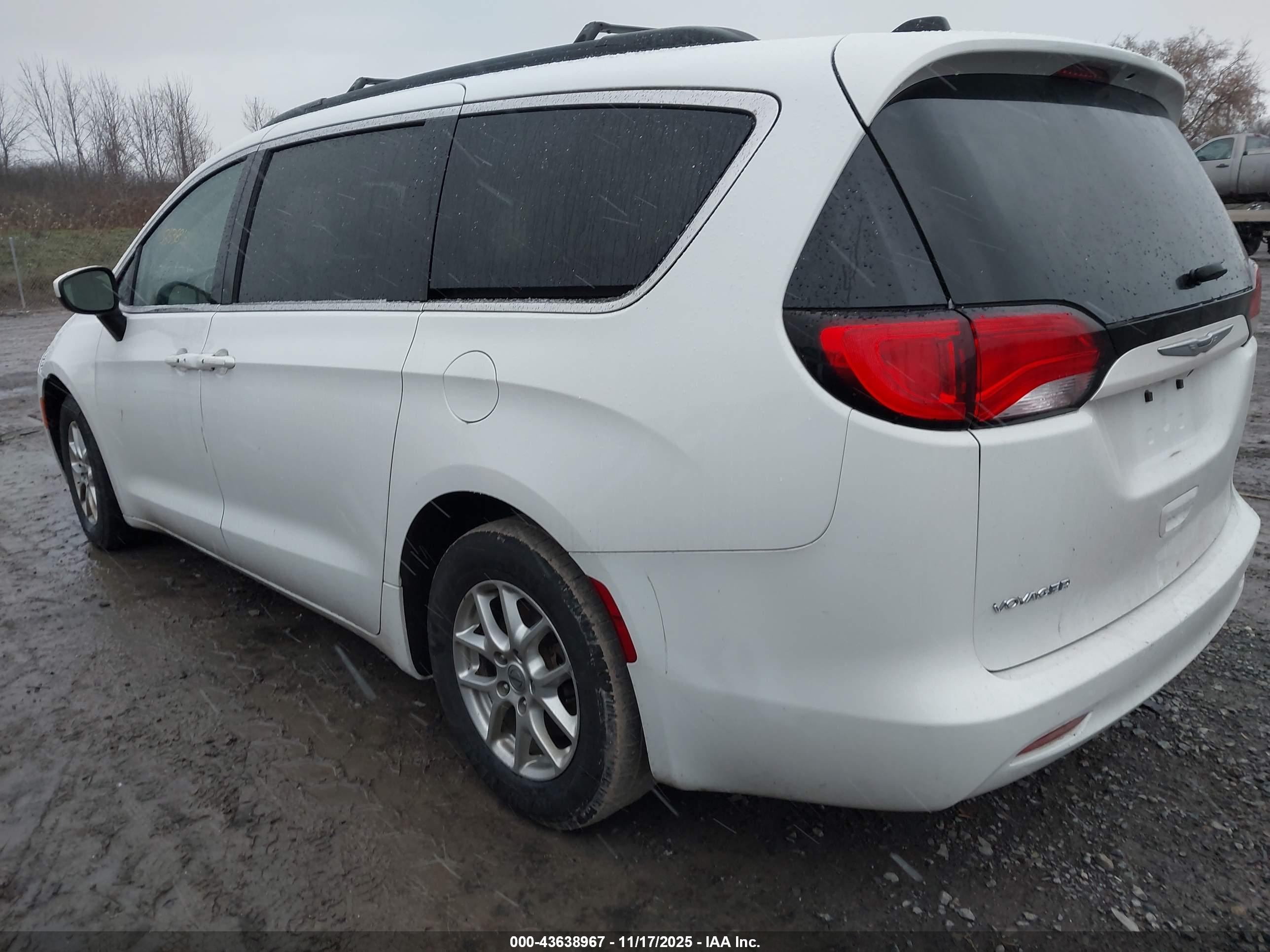 CHRYSLER VOYAGER image 3
