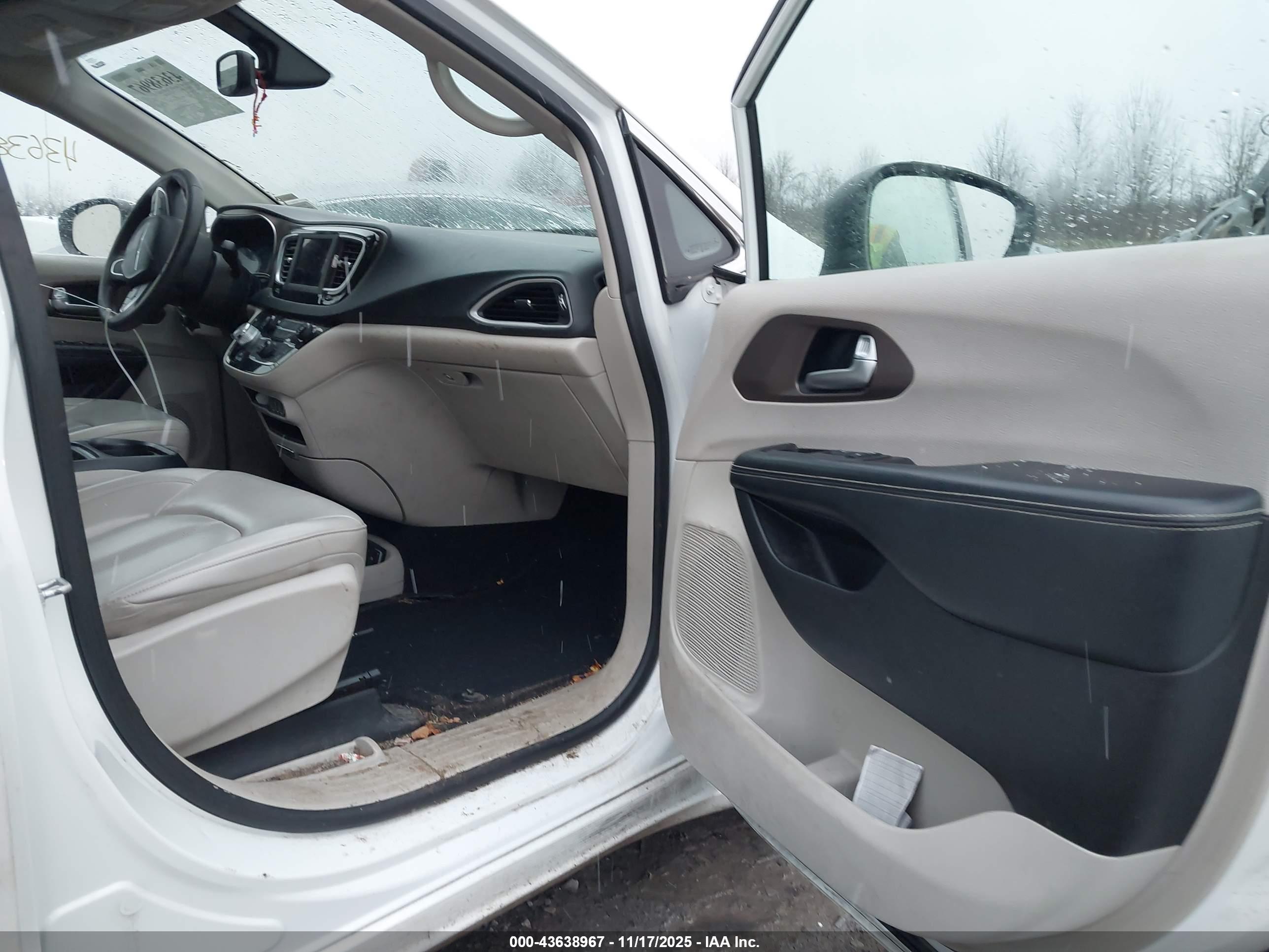 CHRYSLER VOYAGER image 5