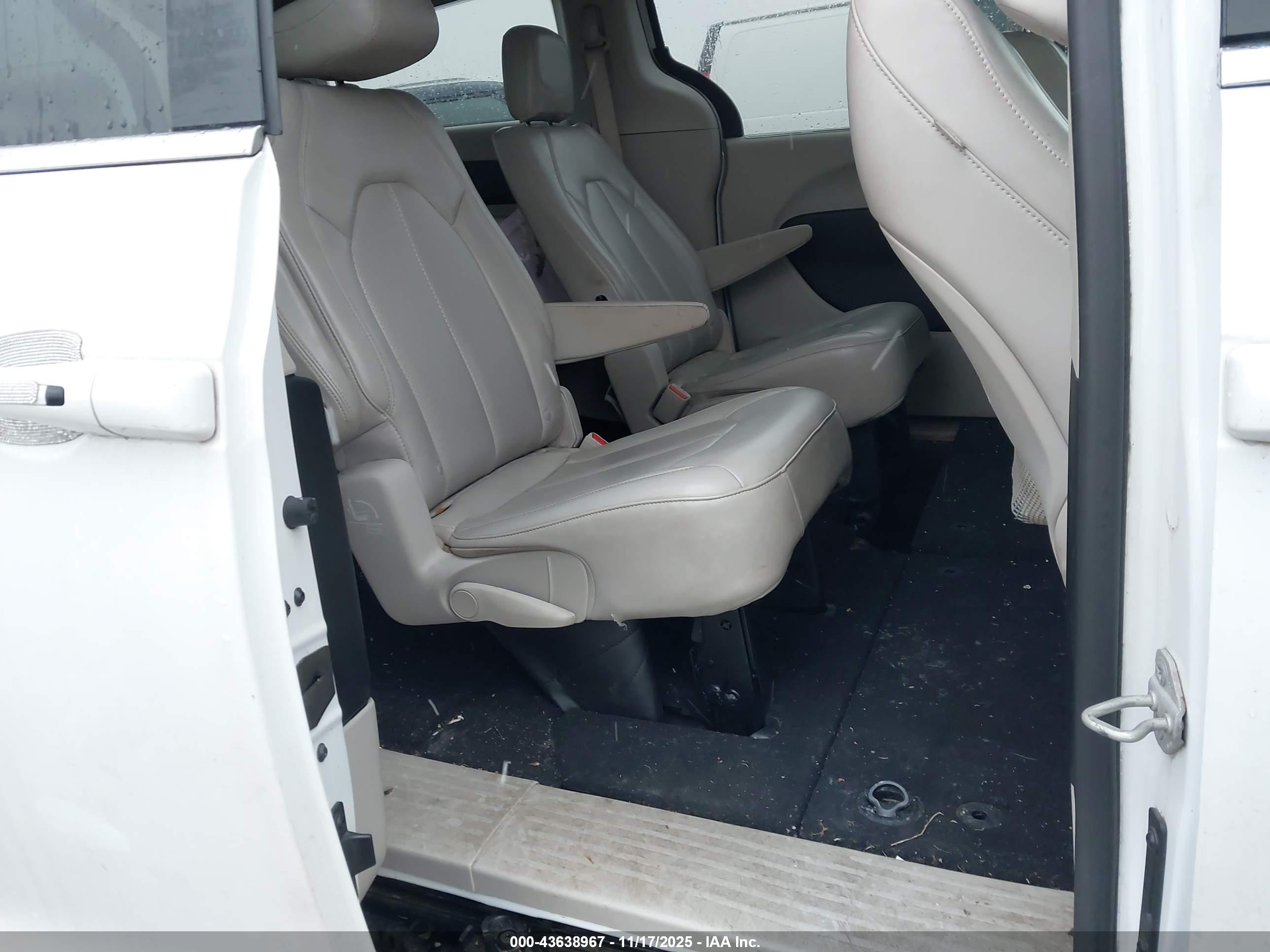 CHRYSLER VOYAGER image 8