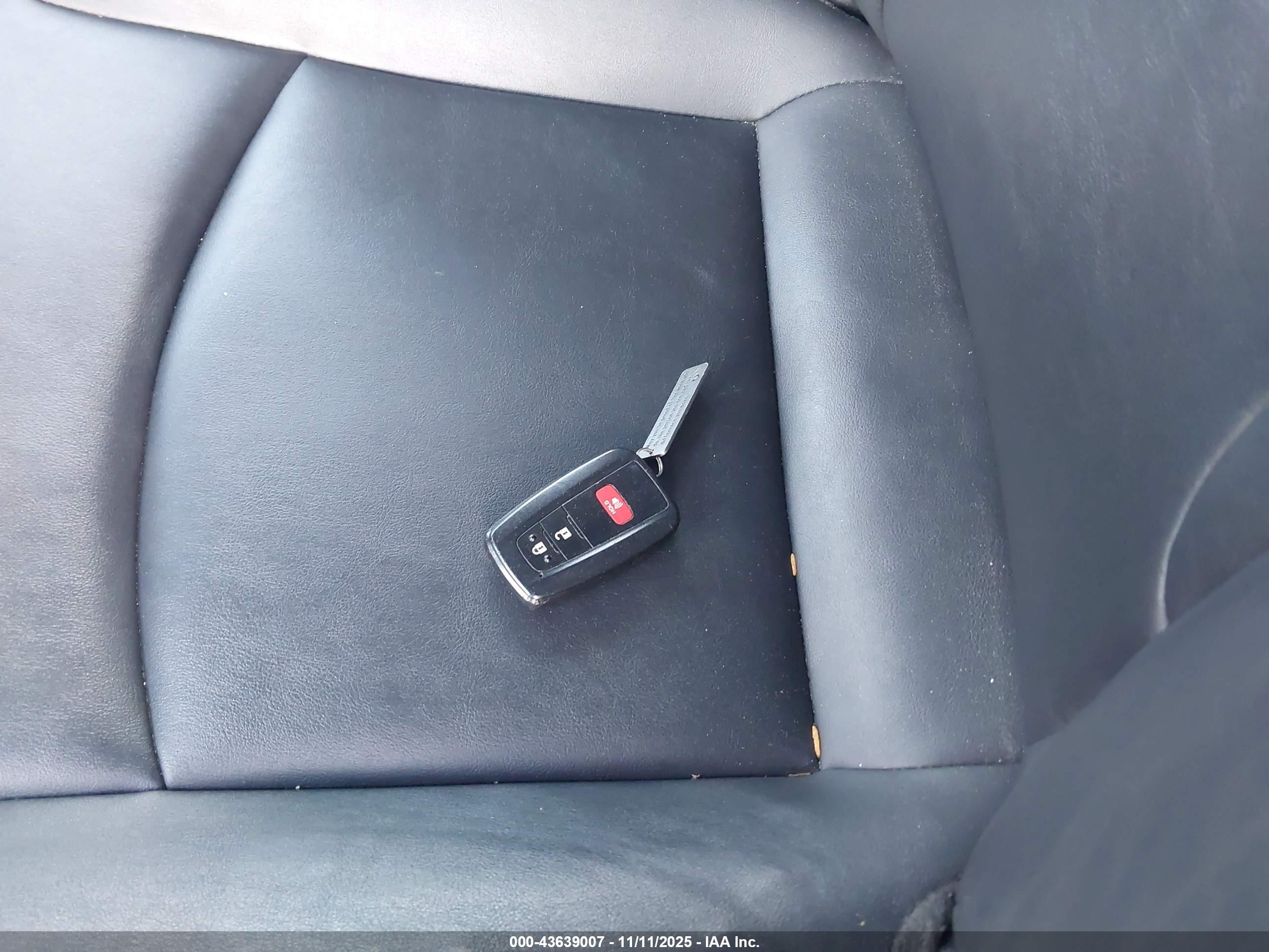 TOYOTA PRIUS image 11
