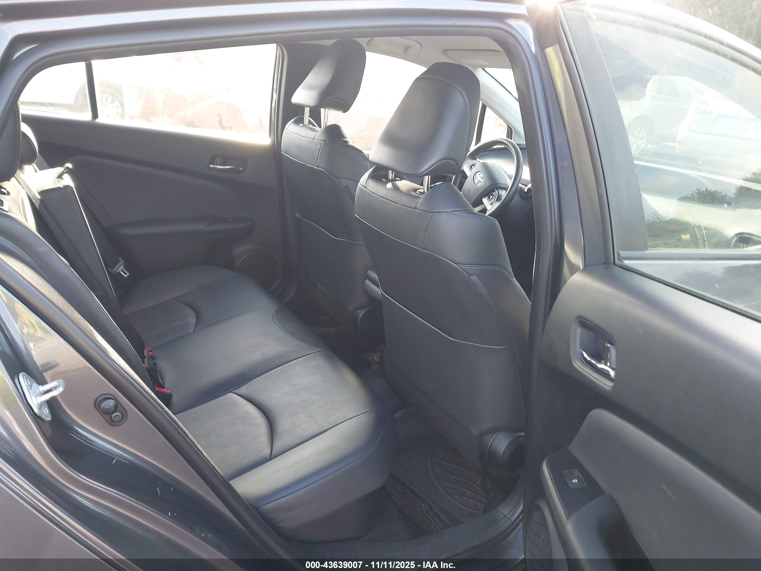 TOYOTA PRIUS image 8
