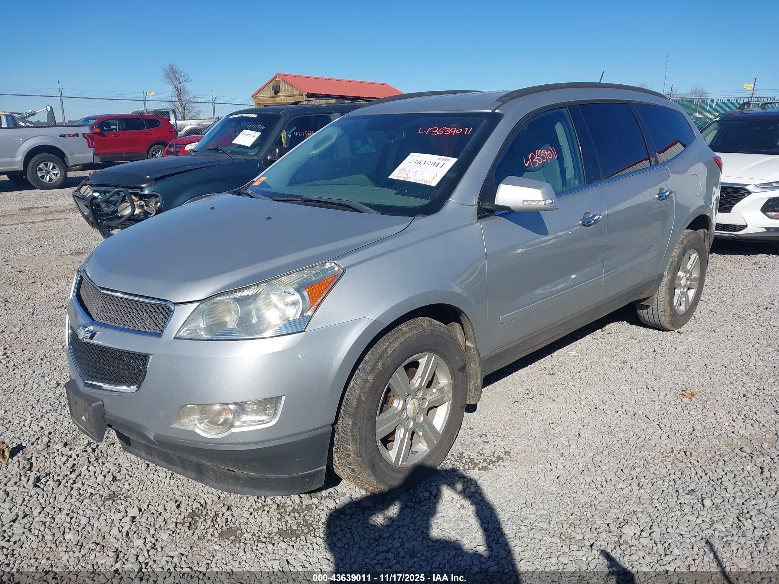 CHEVROLET TRAVERSE image 2
