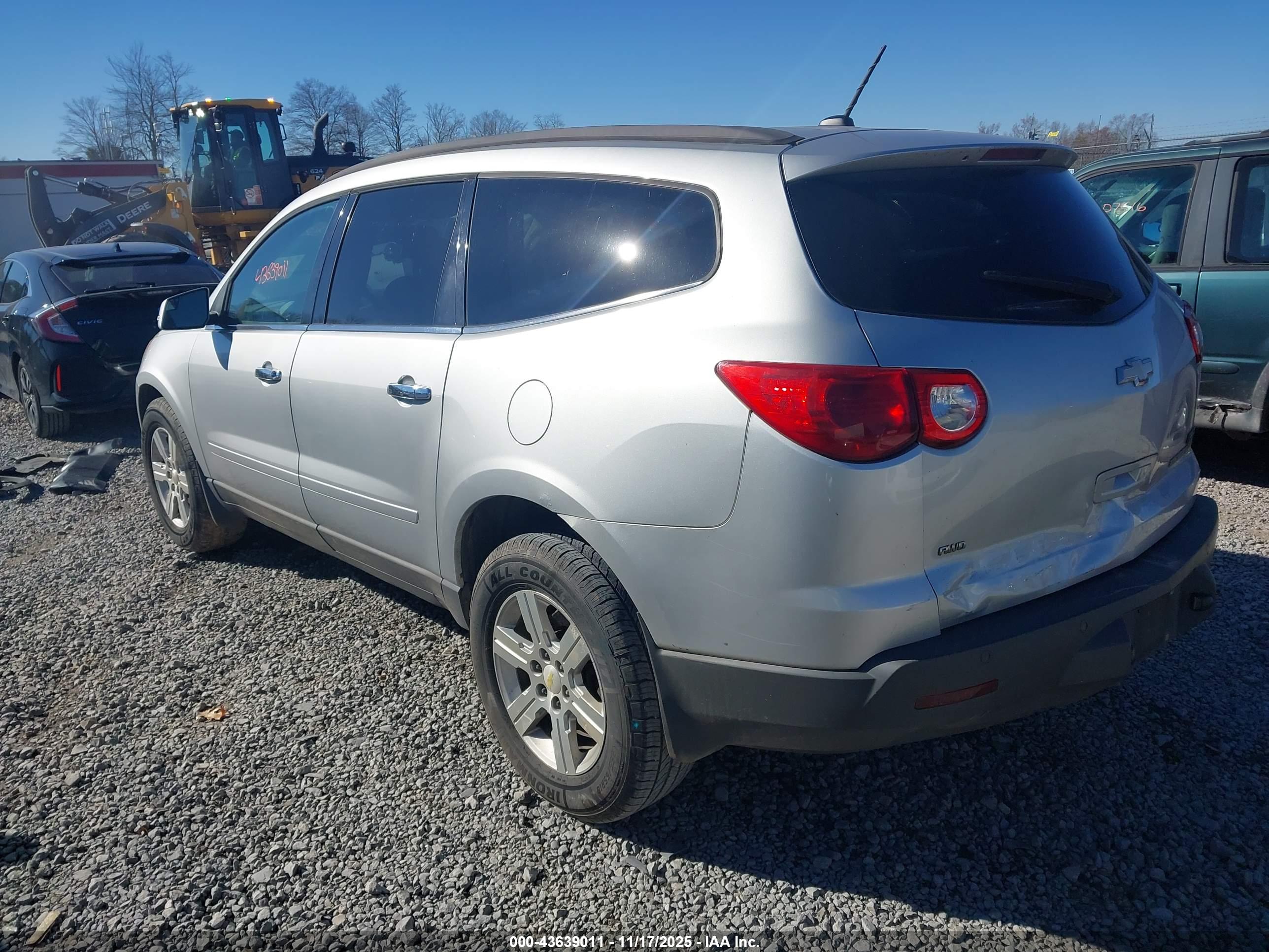 CHEVROLET TRAVERSE image 3