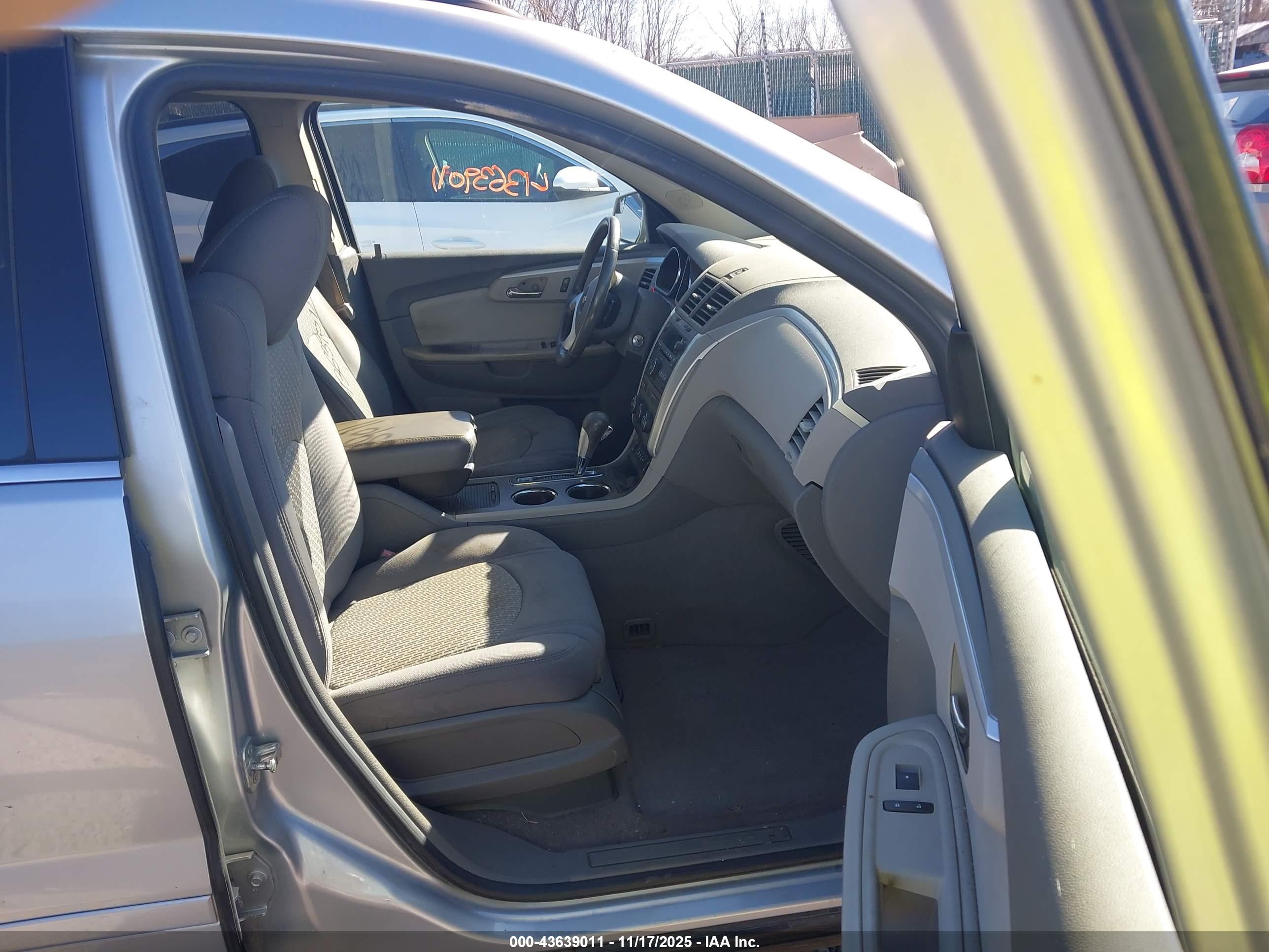 CHEVROLET TRAVERSE image 5