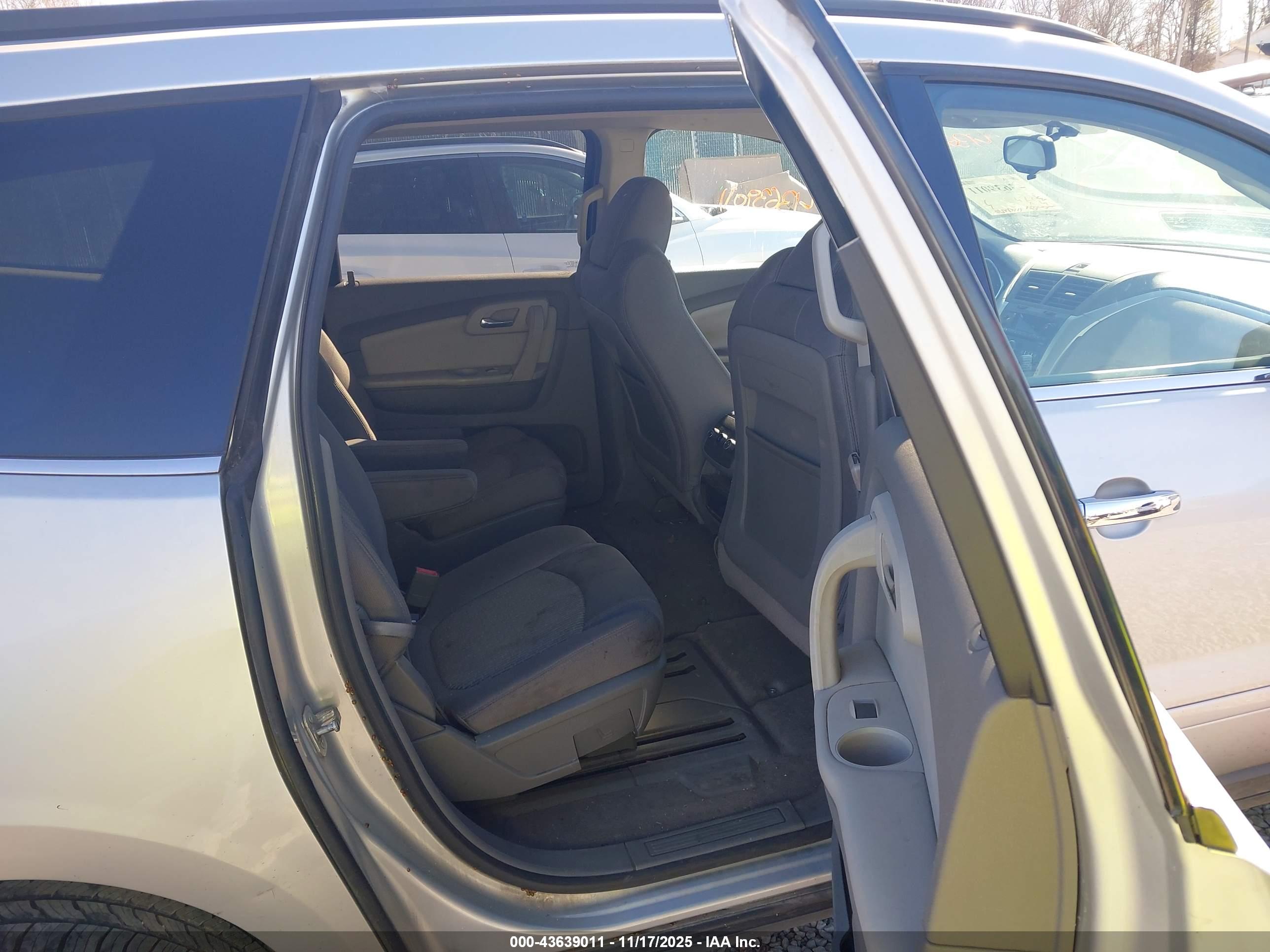 CHEVROLET TRAVERSE image 8