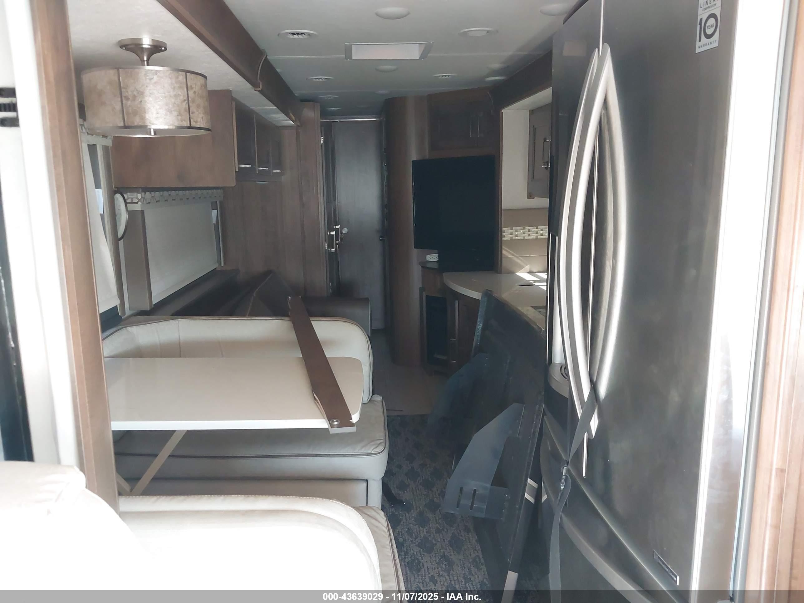 FREIGHTLINER CHASSIS image 8