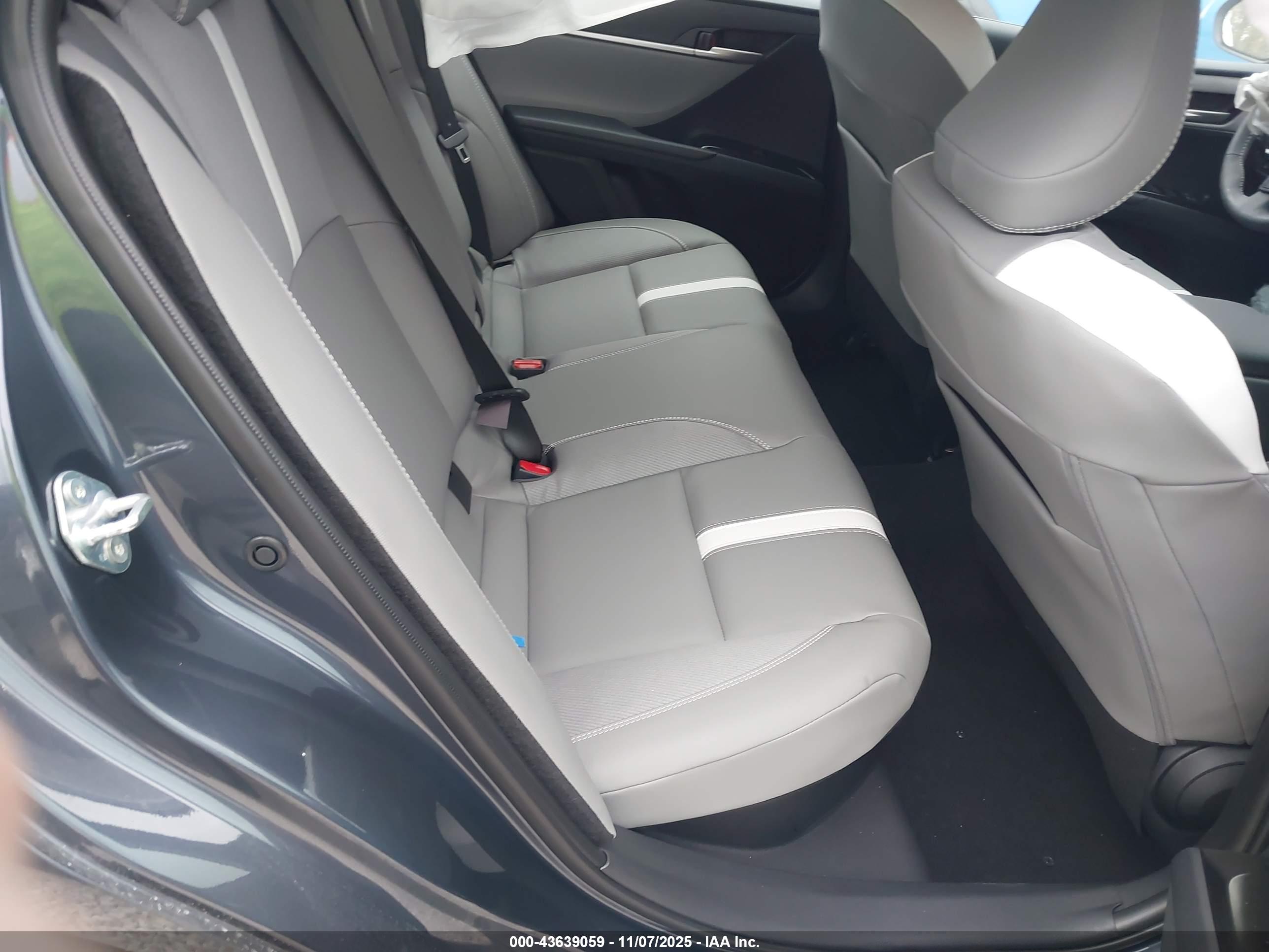 TOYOTA CAMRY image 8