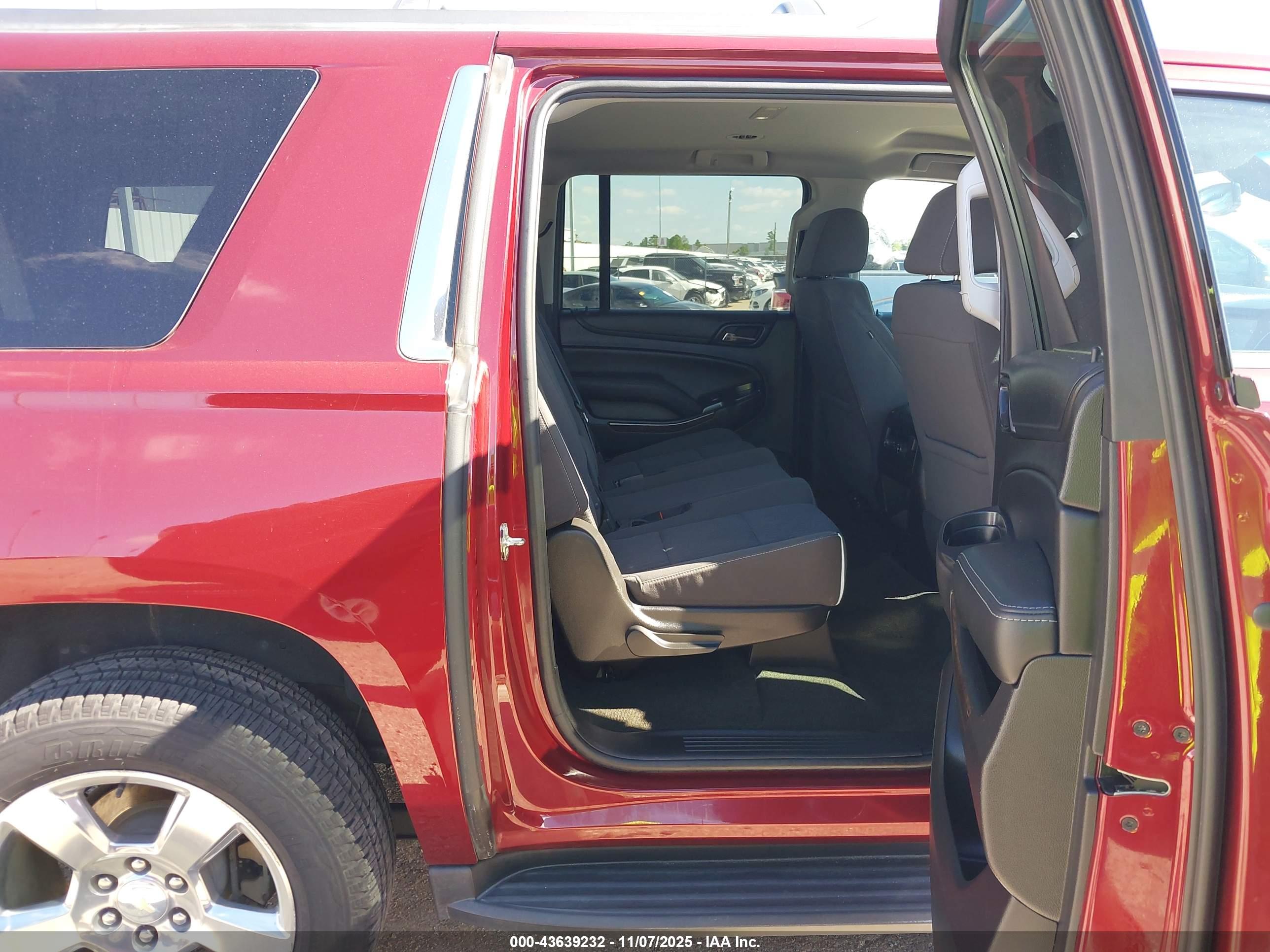 CHEVROLET SUBURBAN image 8