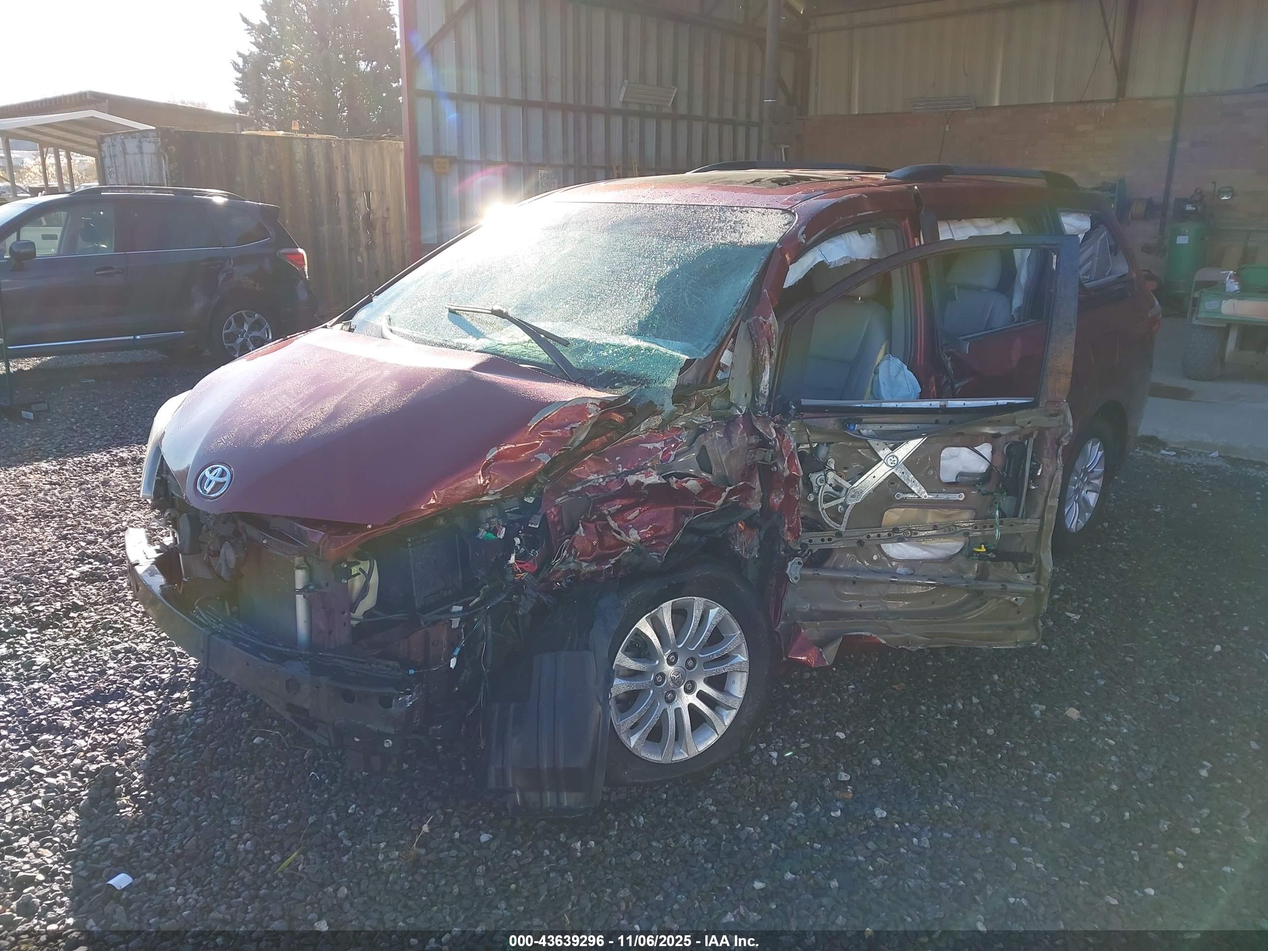 TOYOTA SIENNA image 2