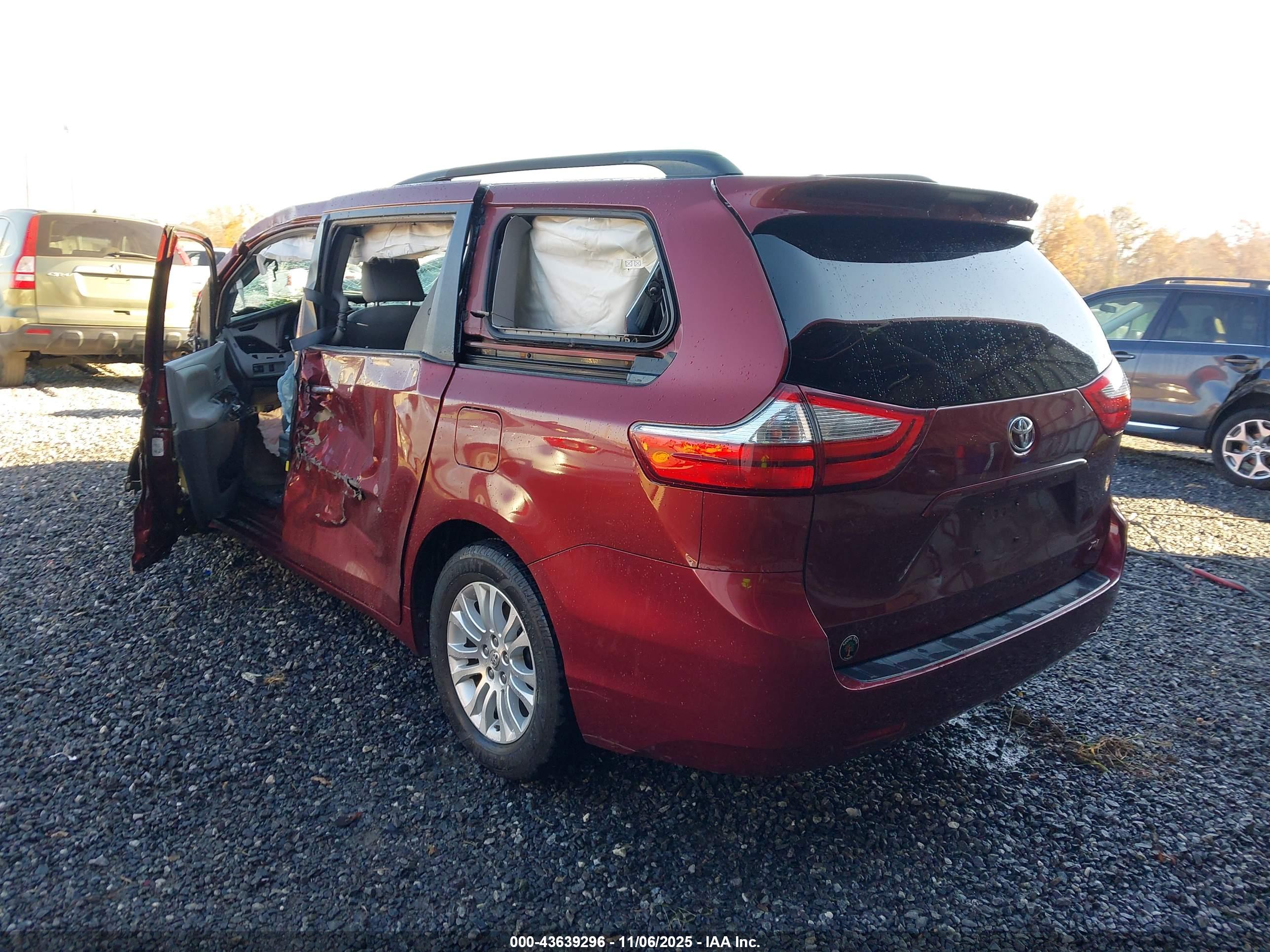 TOYOTA SIENNA image 3