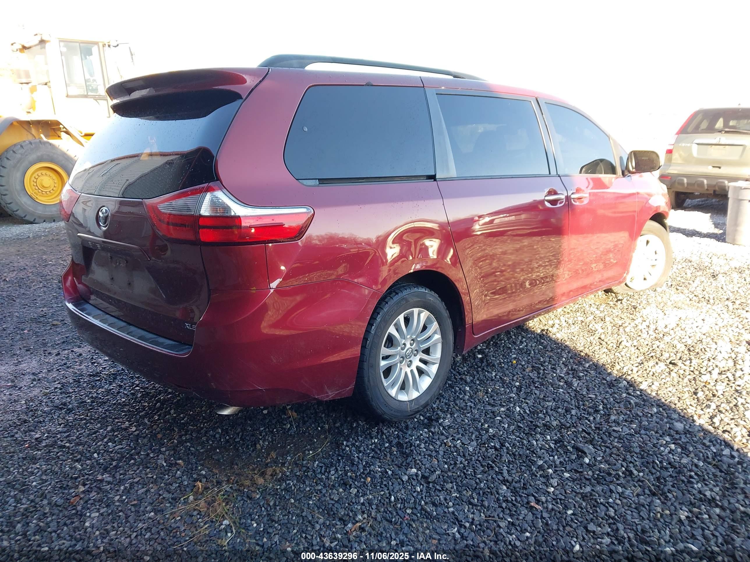TOYOTA SIENNA image 4