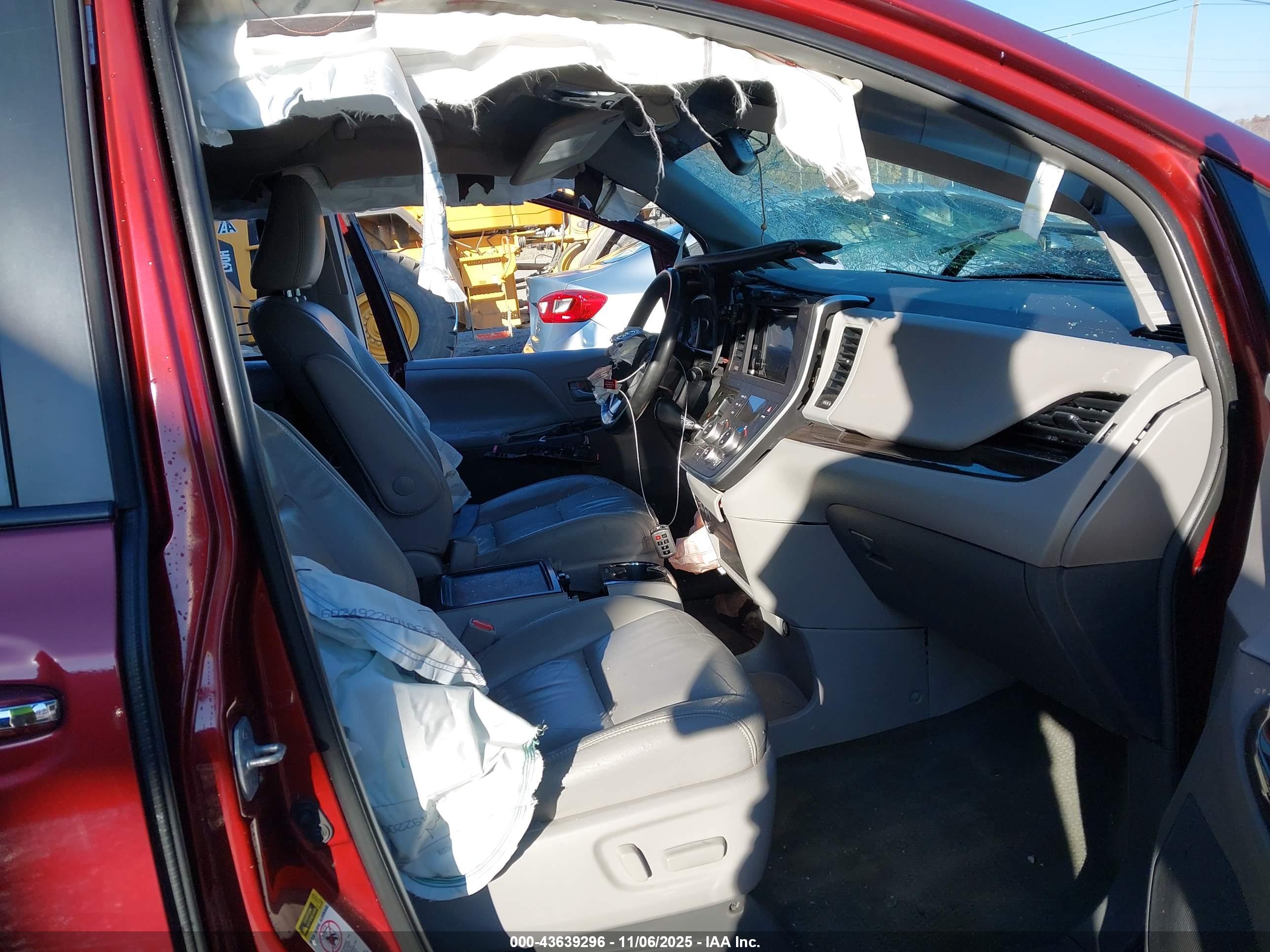 TOYOTA SIENNA image 5
