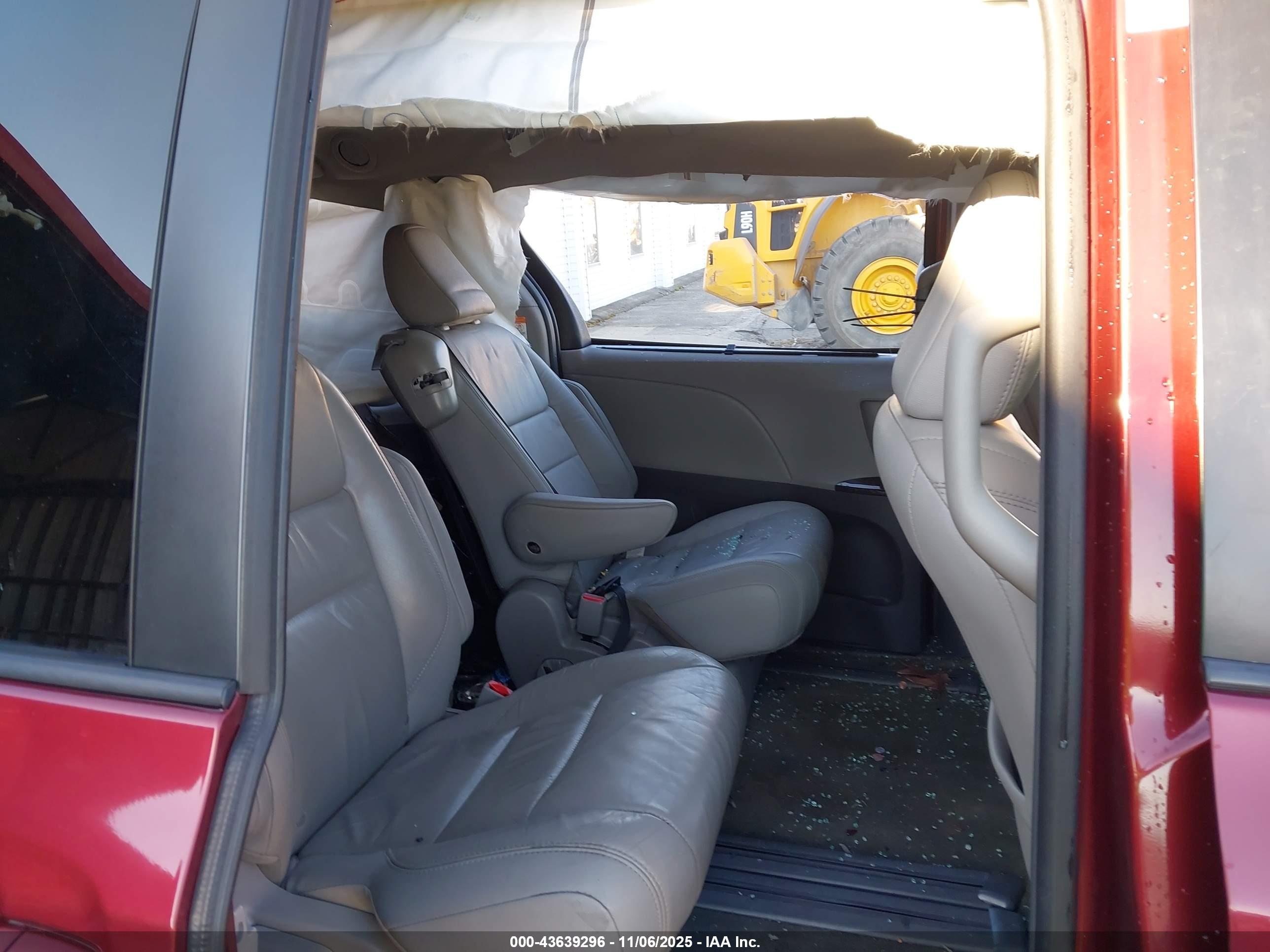 TOYOTA SIENNA image 8