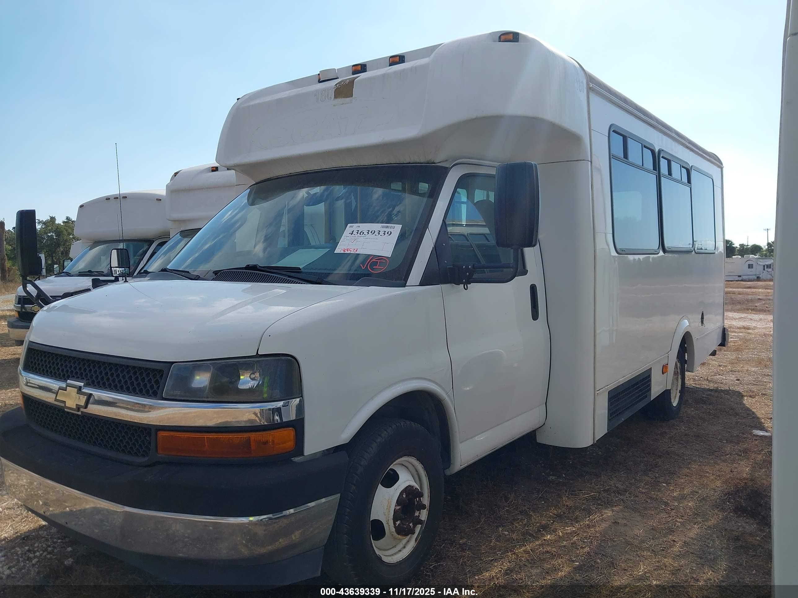 CHEVROLET EXPRESS image 2