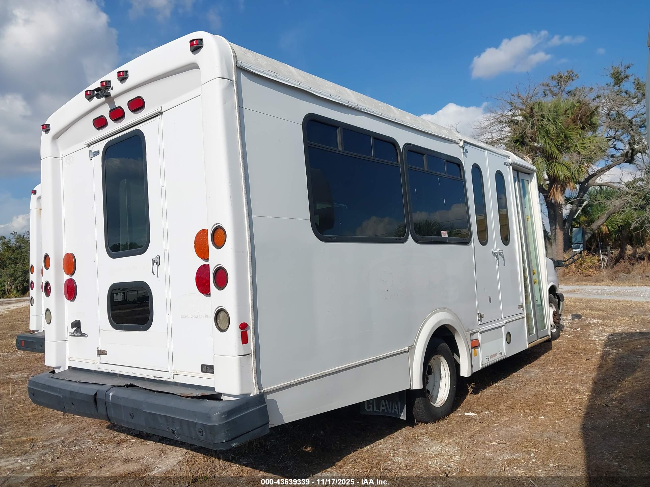 CHEVROLET EXPRESS image 4