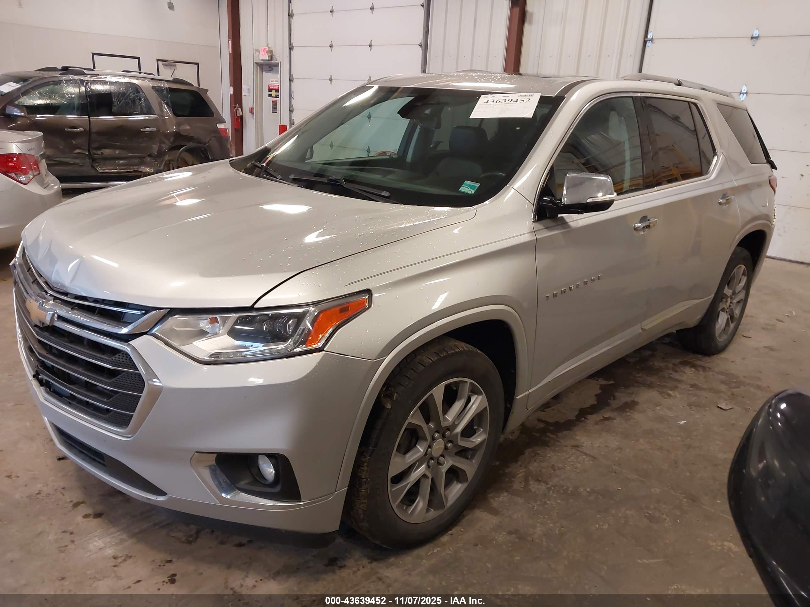 CHEVROLET TRAVERSE image 2