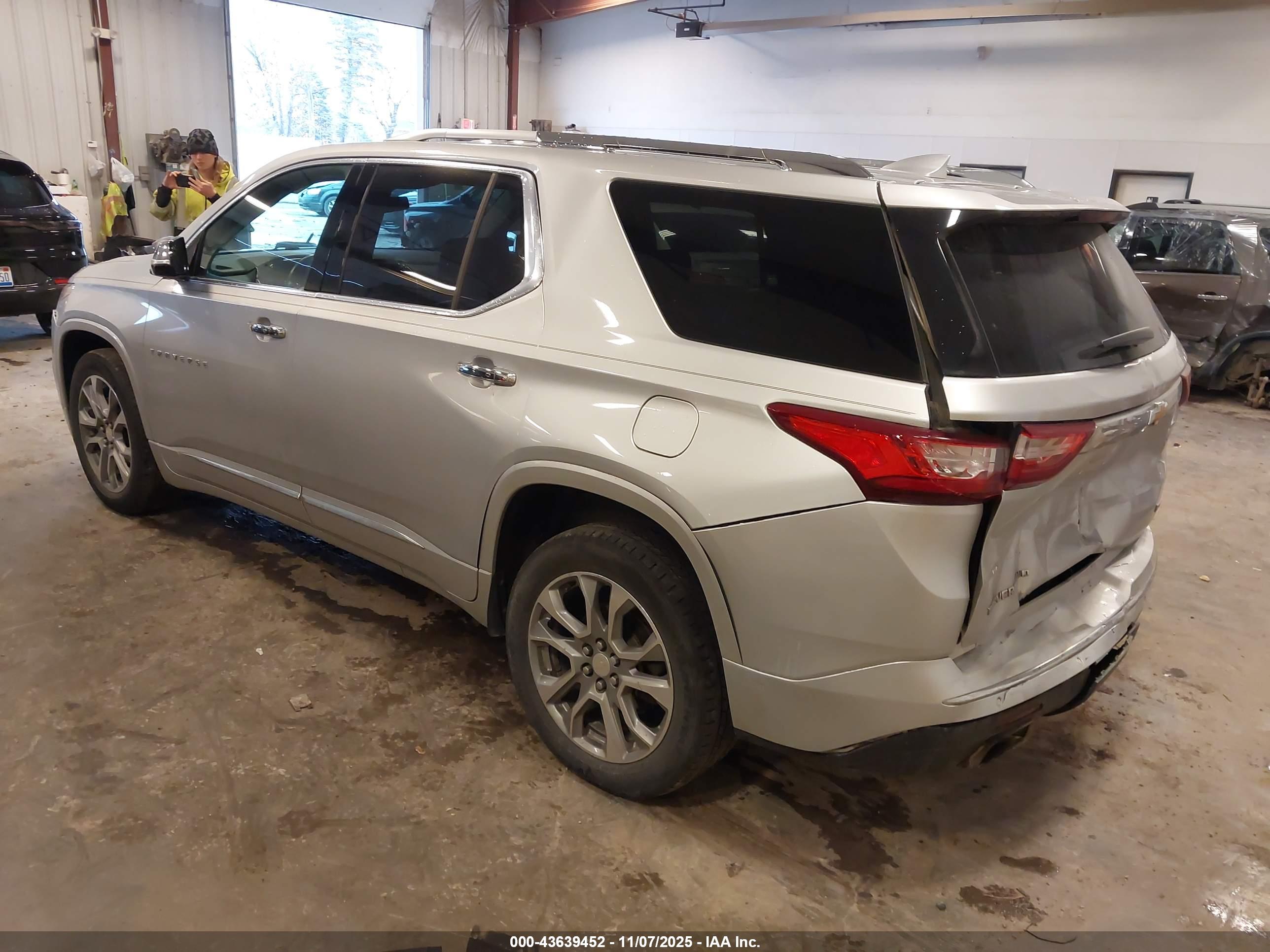 CHEVROLET TRAVERSE image 3