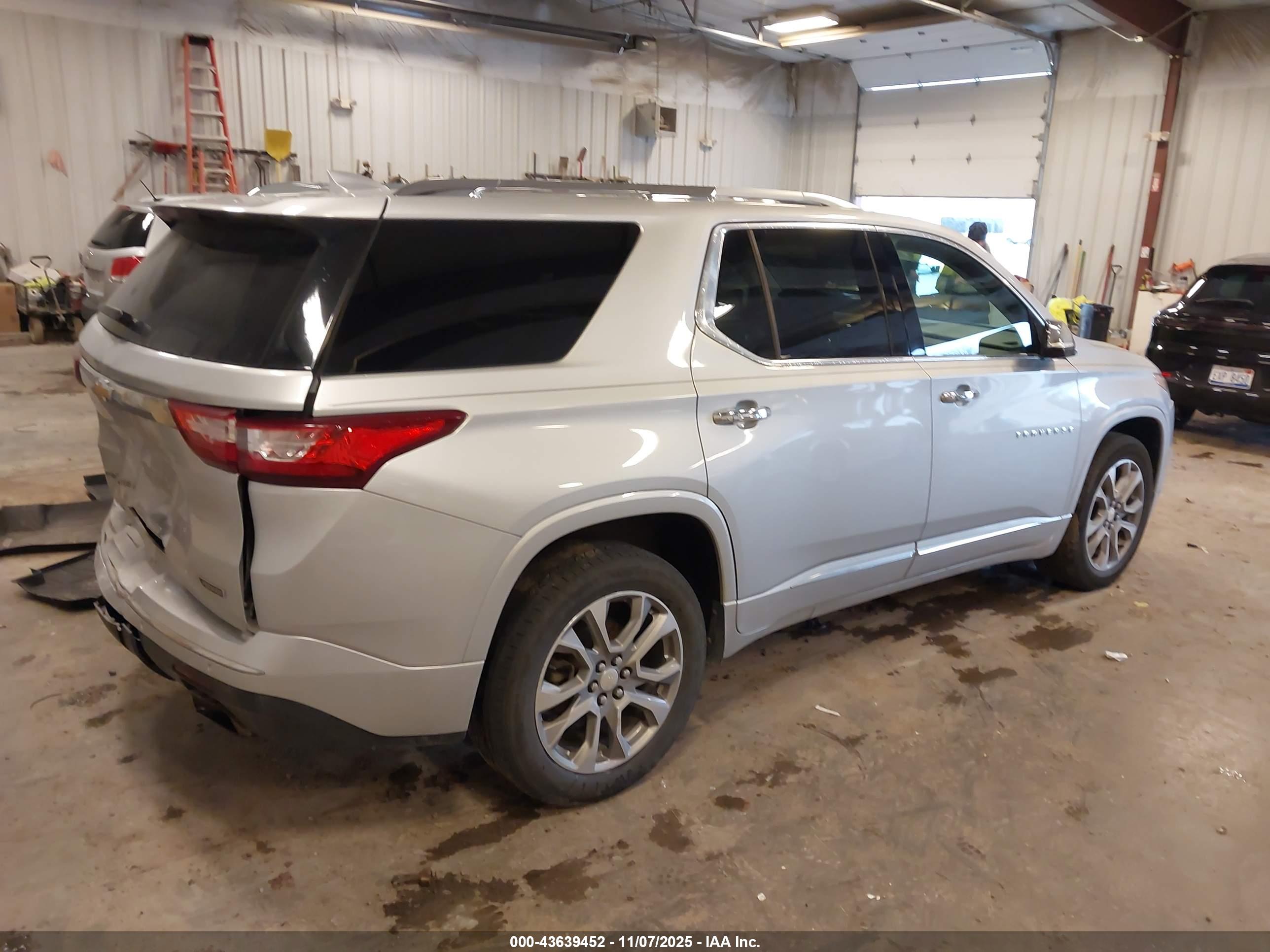 CHEVROLET TRAVERSE image 4
