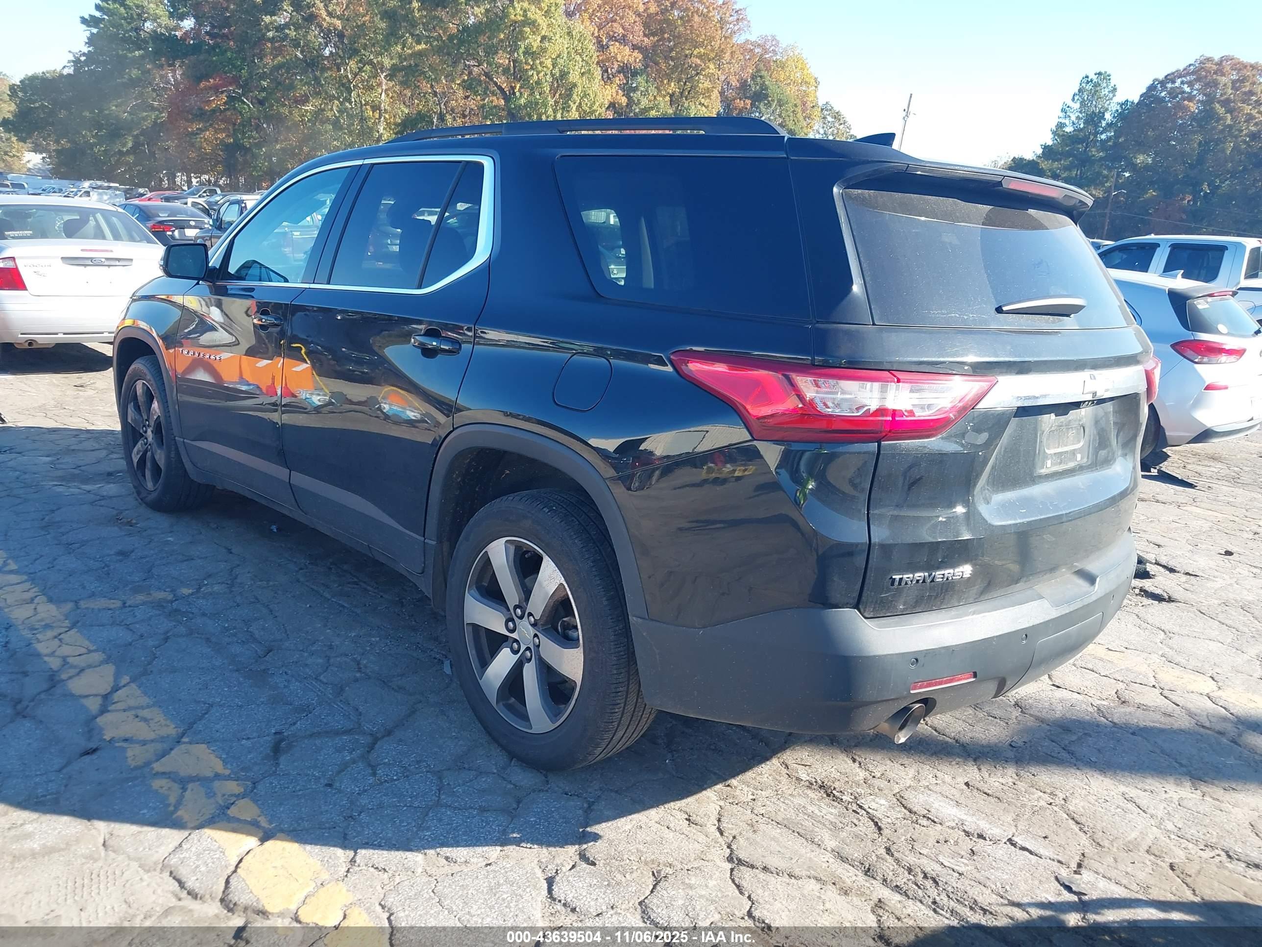 CHEVROLET TRAVERSE image 3