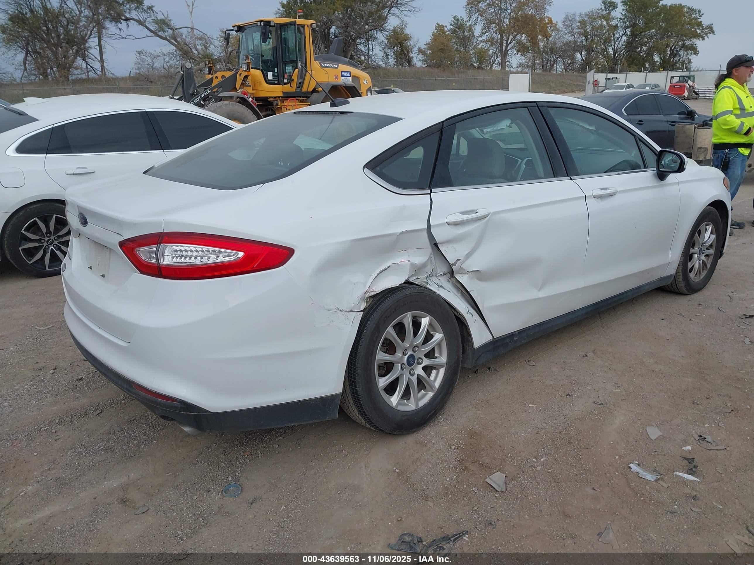 FORD FUSION image 4