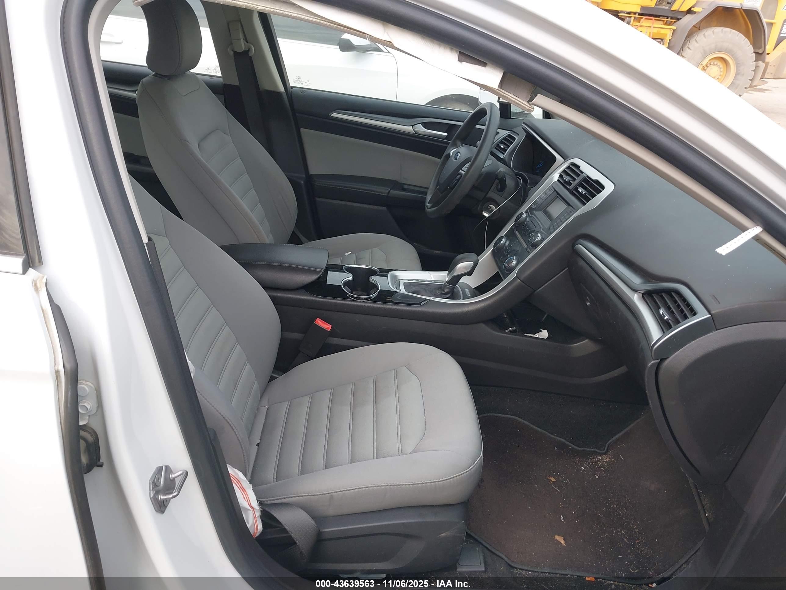 FORD FUSION image 5
