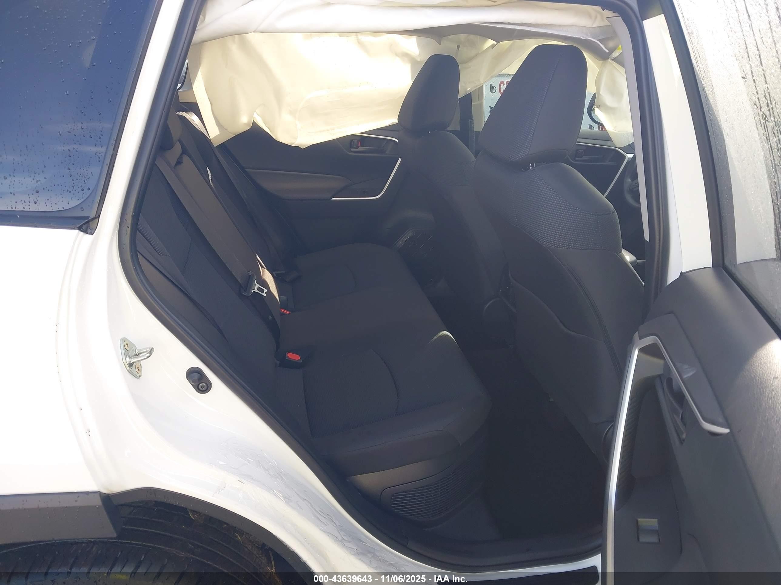 TOYOTA RAV4 image 8