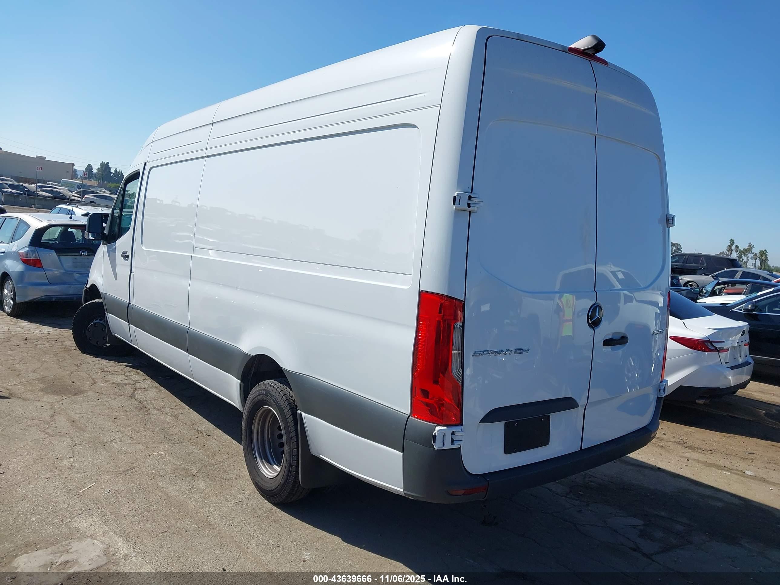MERCEDES-BENZ SPRINTER image 3