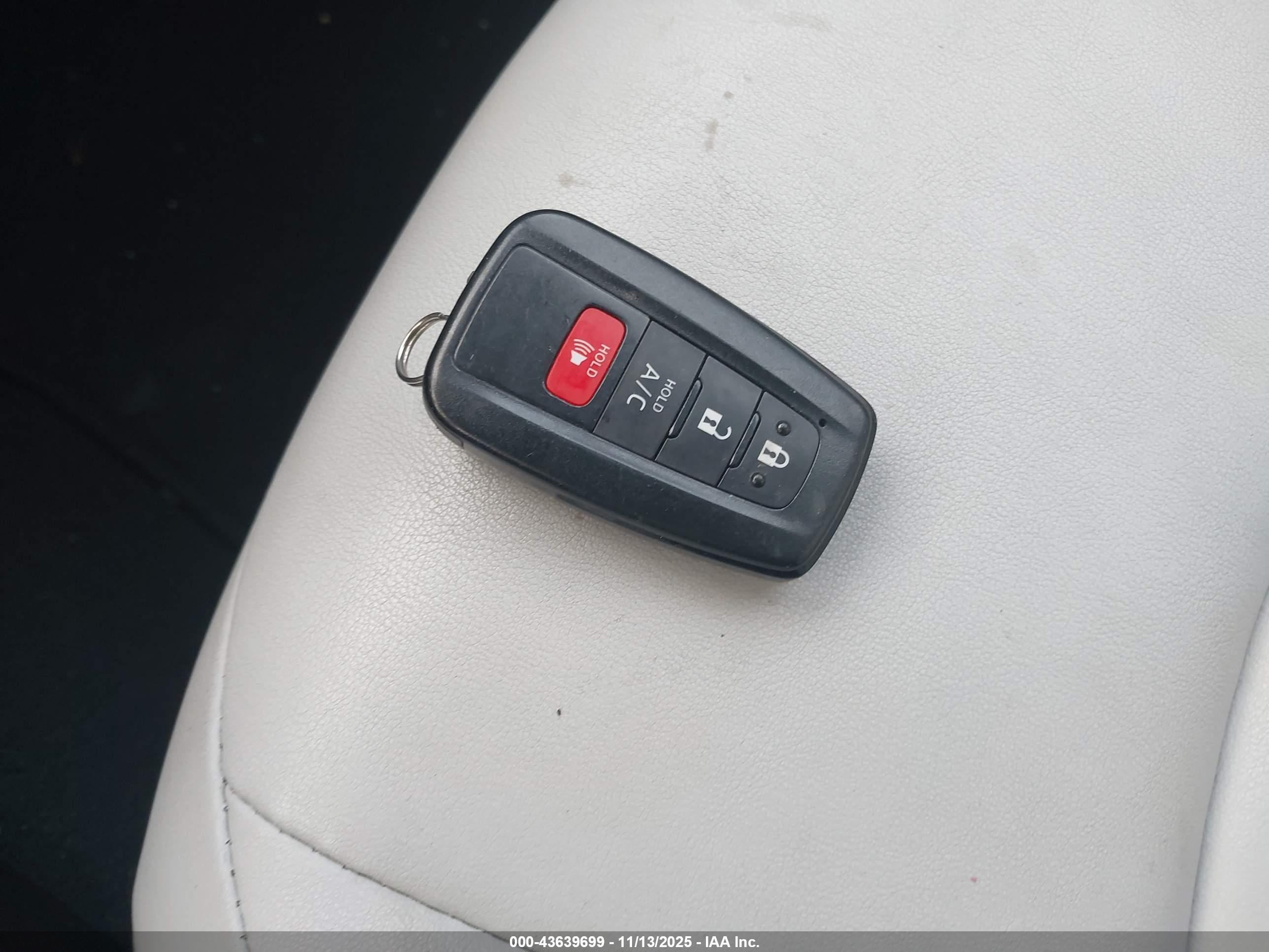 TOYOTA PRIUS image 11