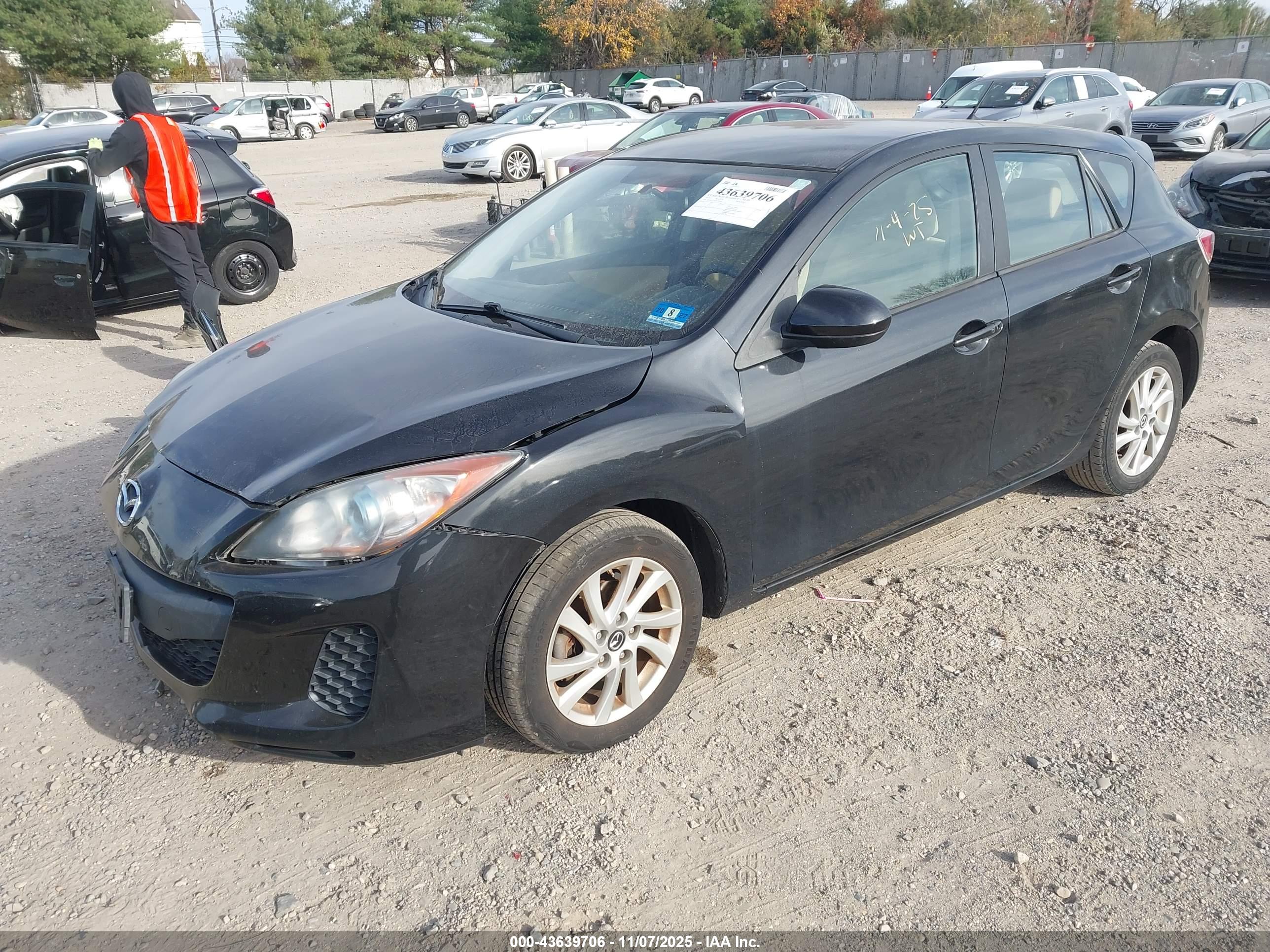 MAZDA MAZDA3 image 2