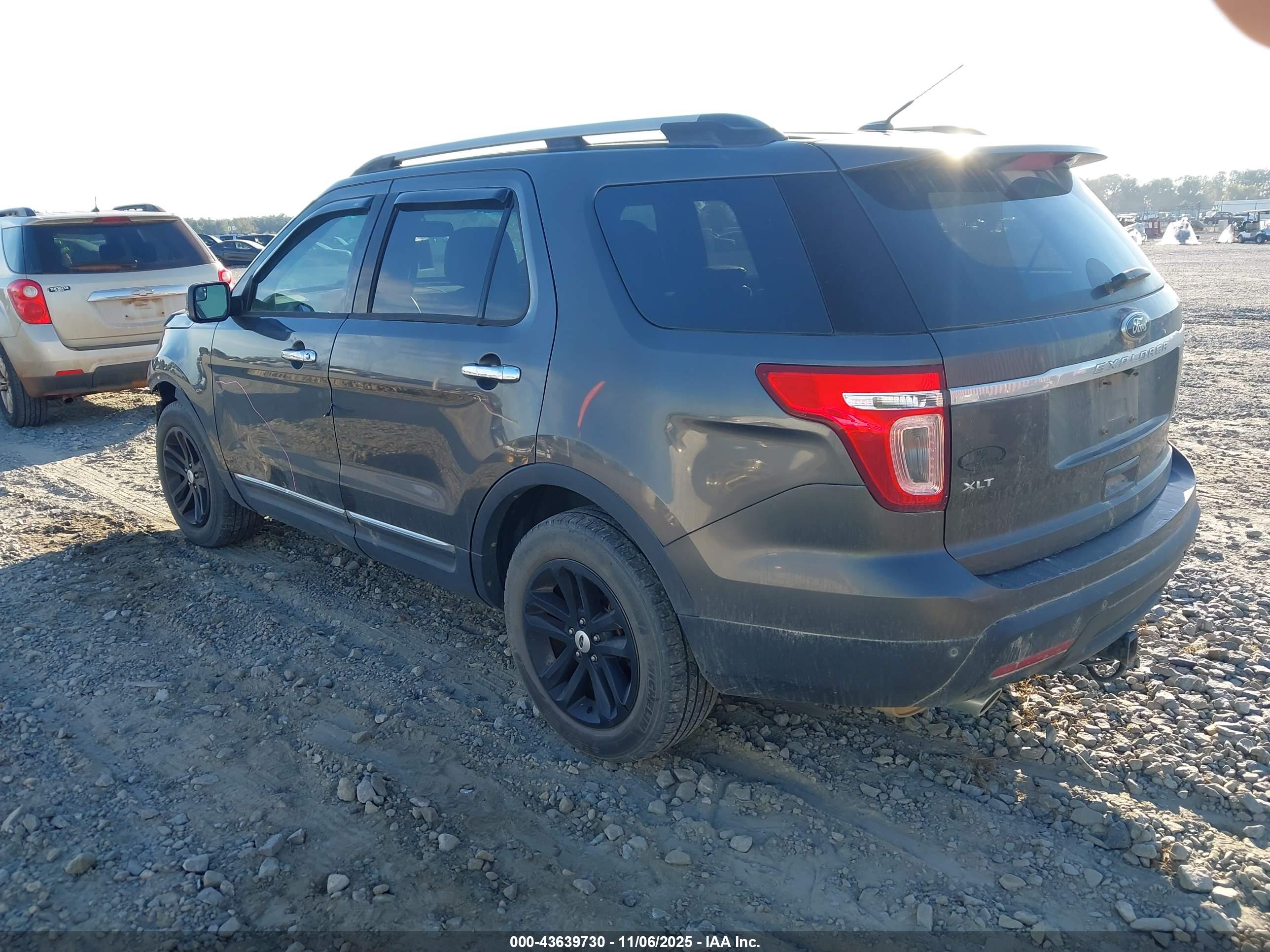 FORD EXPLORER image 3