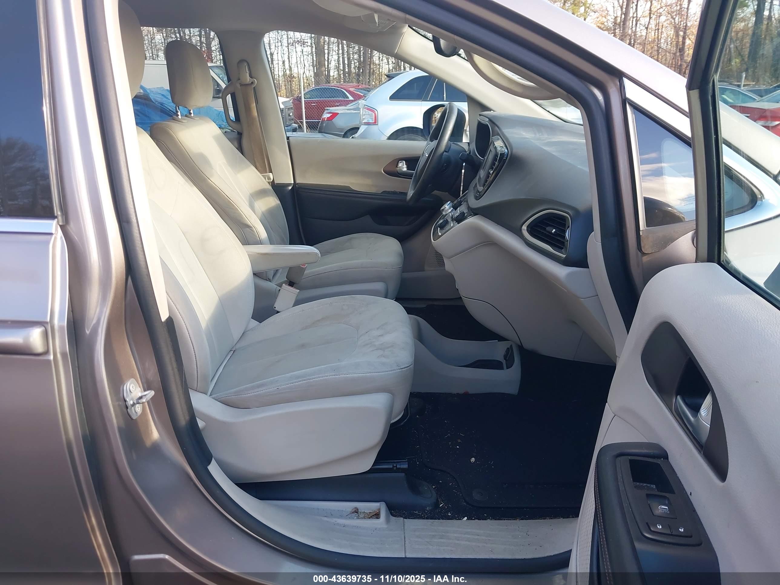 CHRYSLER PACIFICA image 5