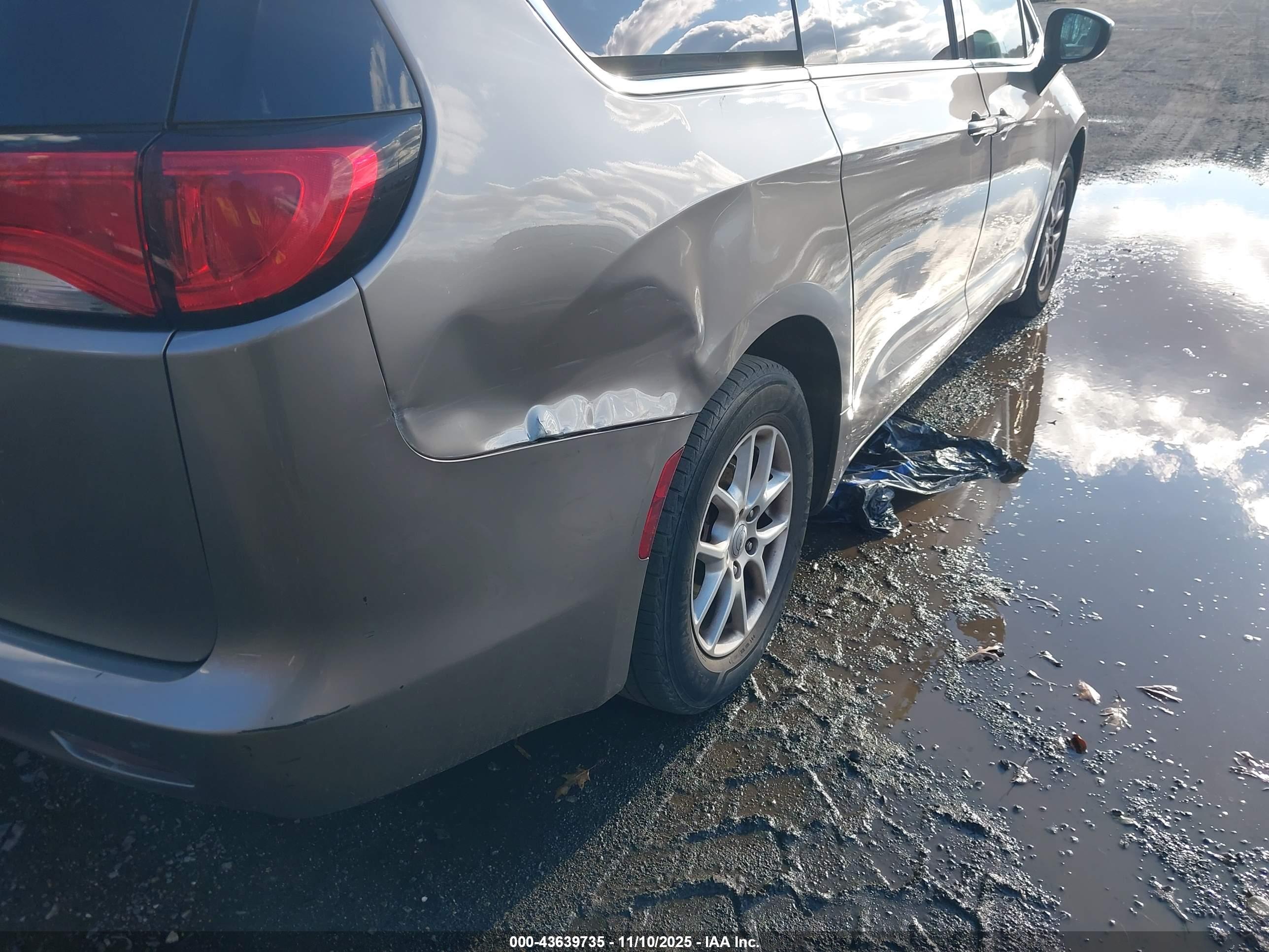 CHRYSLER PACIFICA image 6