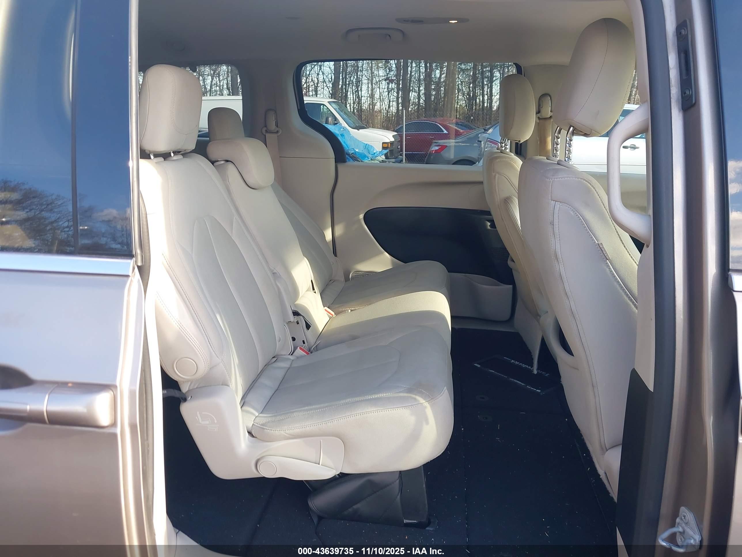 CHRYSLER PACIFICA image 8