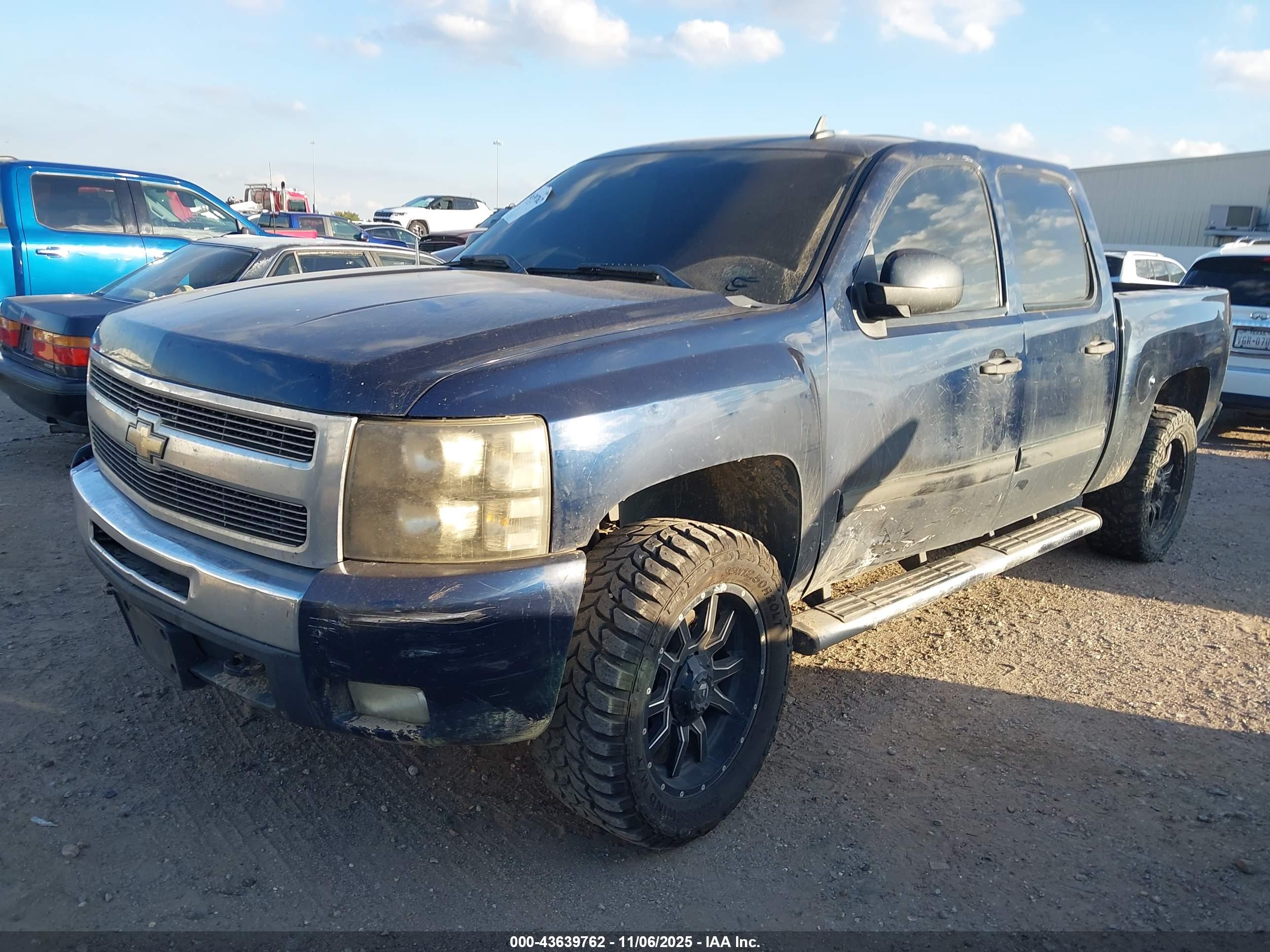 CHEVROLET SILVERADO image 2