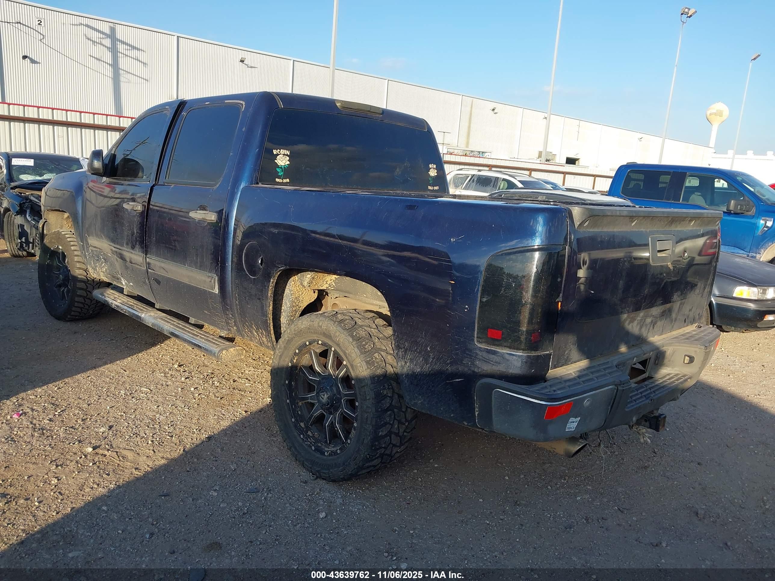 CHEVROLET SILVERADO image 3